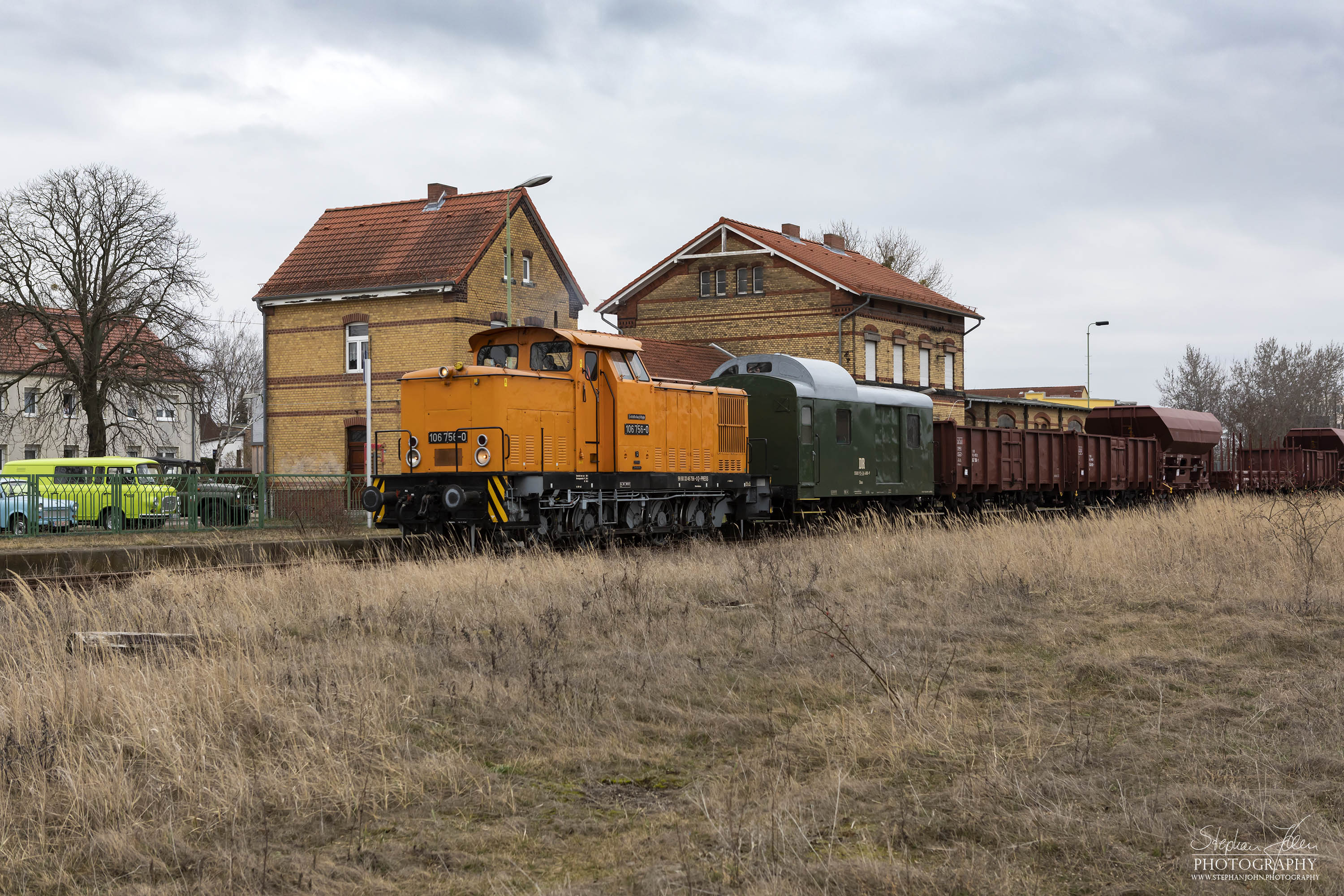 Zug 56558 mit Lok 106 756-0 von Köthen hat den Zielbahnhof Aken erreicht