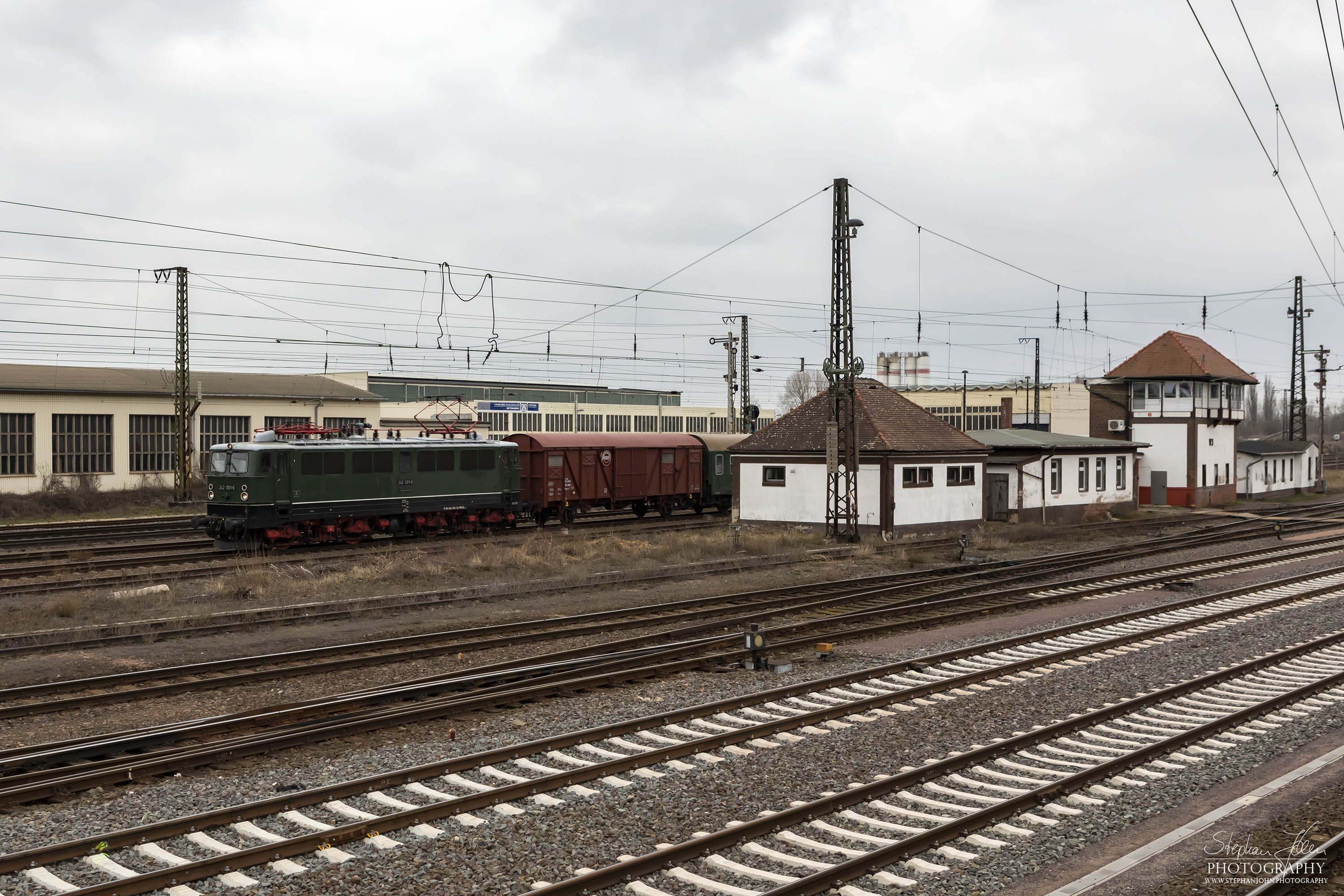Bereitstellungsfahrt im Bahnhof Köthen für Zug 74342 mit Lok 242 001-6 nach Calbe Ost 
