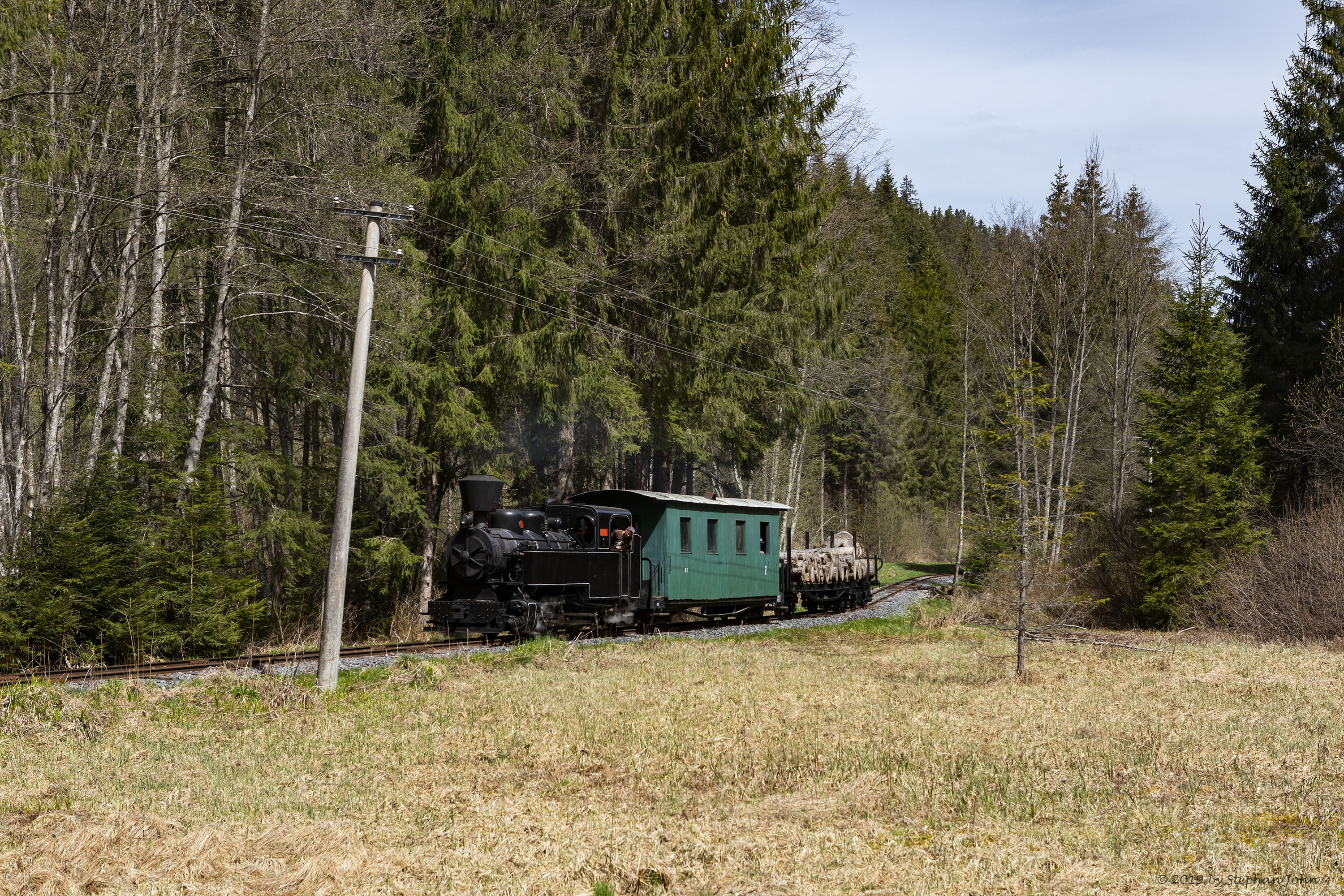 <p>Ein Holzzug der Waldbahn Čierny Balog kurz vor dem Bahnhof Vydrovo</p>