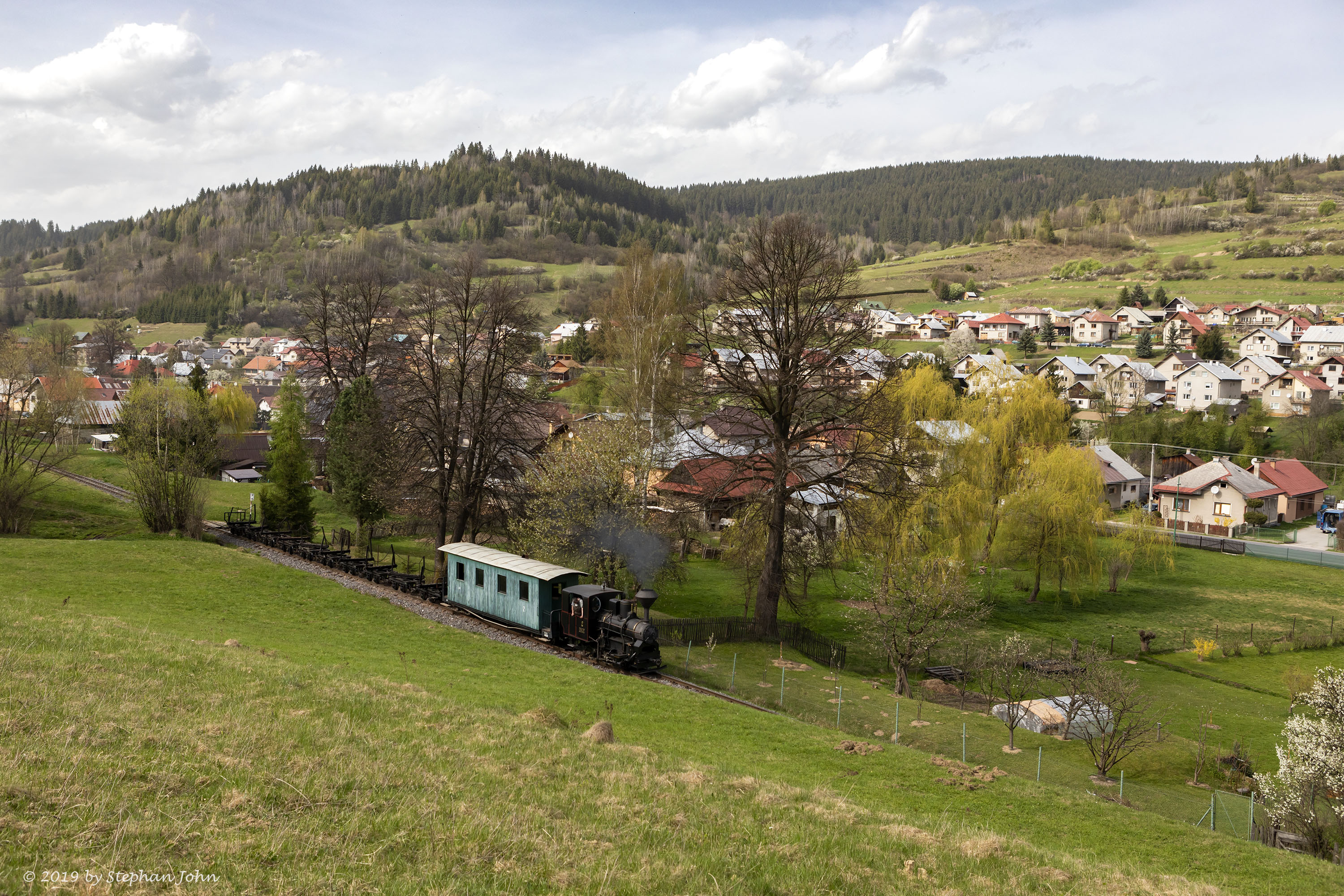<p>Ein leerer Holzzug der Waldbahn Čierny Balog fährt in Richtung Dobroč</p>