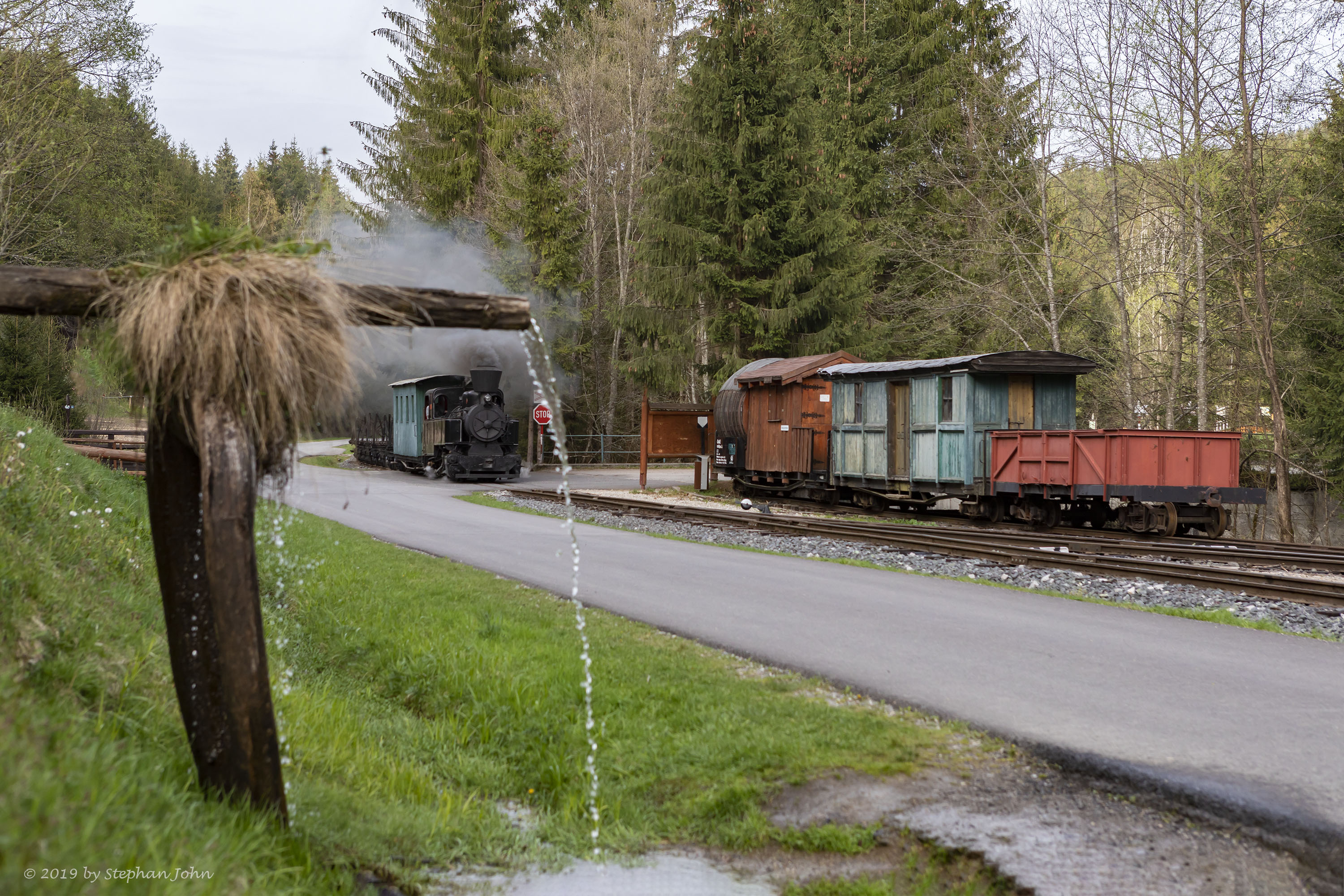 <p>Ein Zug der Waldbahn dampft die Strecke in Richtung Vydrovo entlang und erreicht den Bahnhof Korytárske</p>