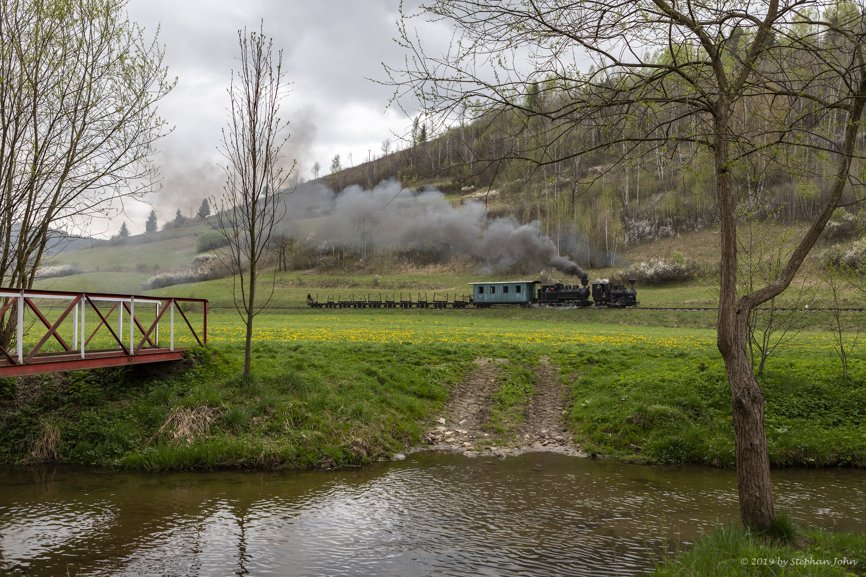Ein leerer Holzzug der Waldbahn Čierny Balog fährt in Richtung Dobroč