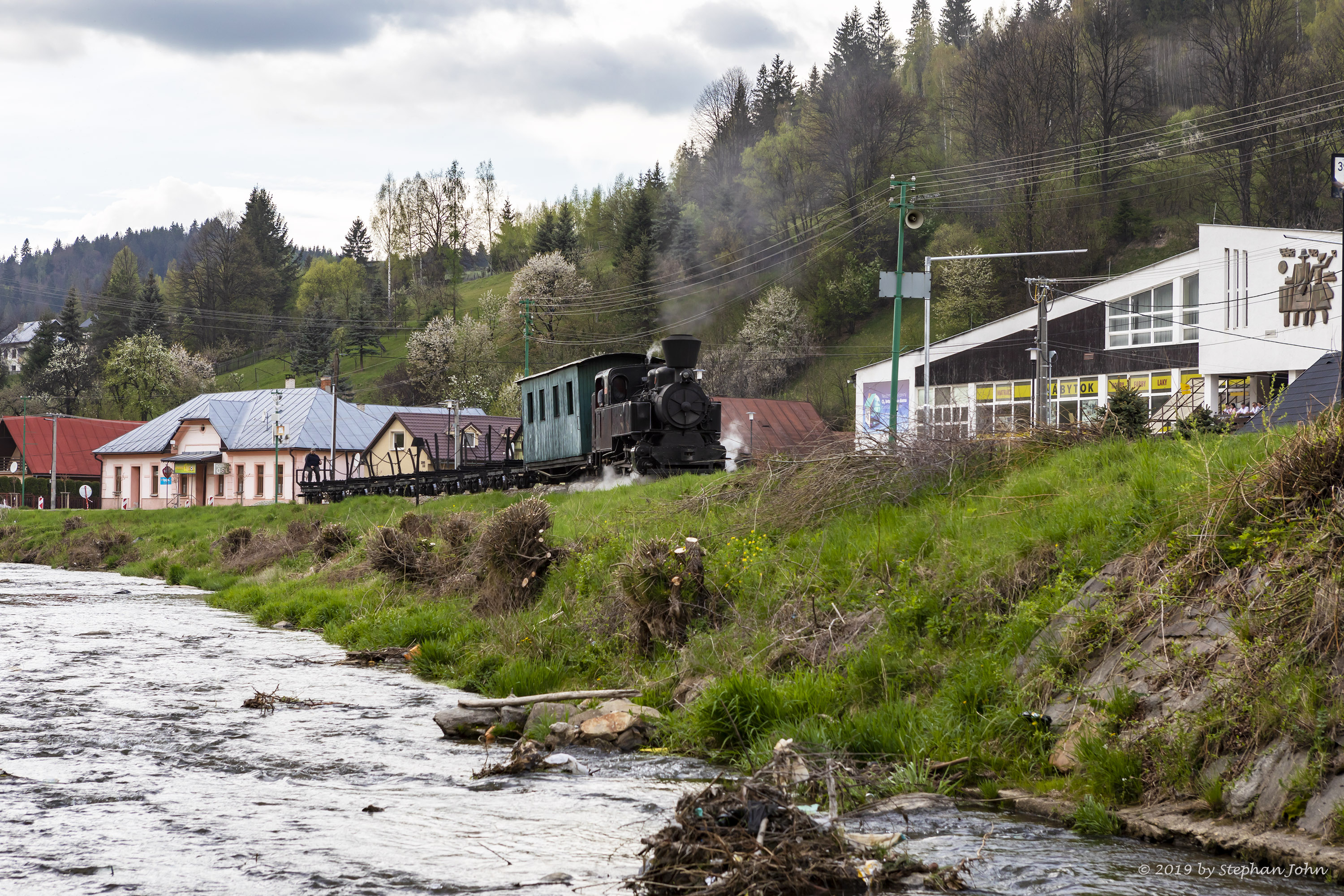 <p>Holzzug aus Richtung Šánske fährt in Čierny Balog ein</p>
