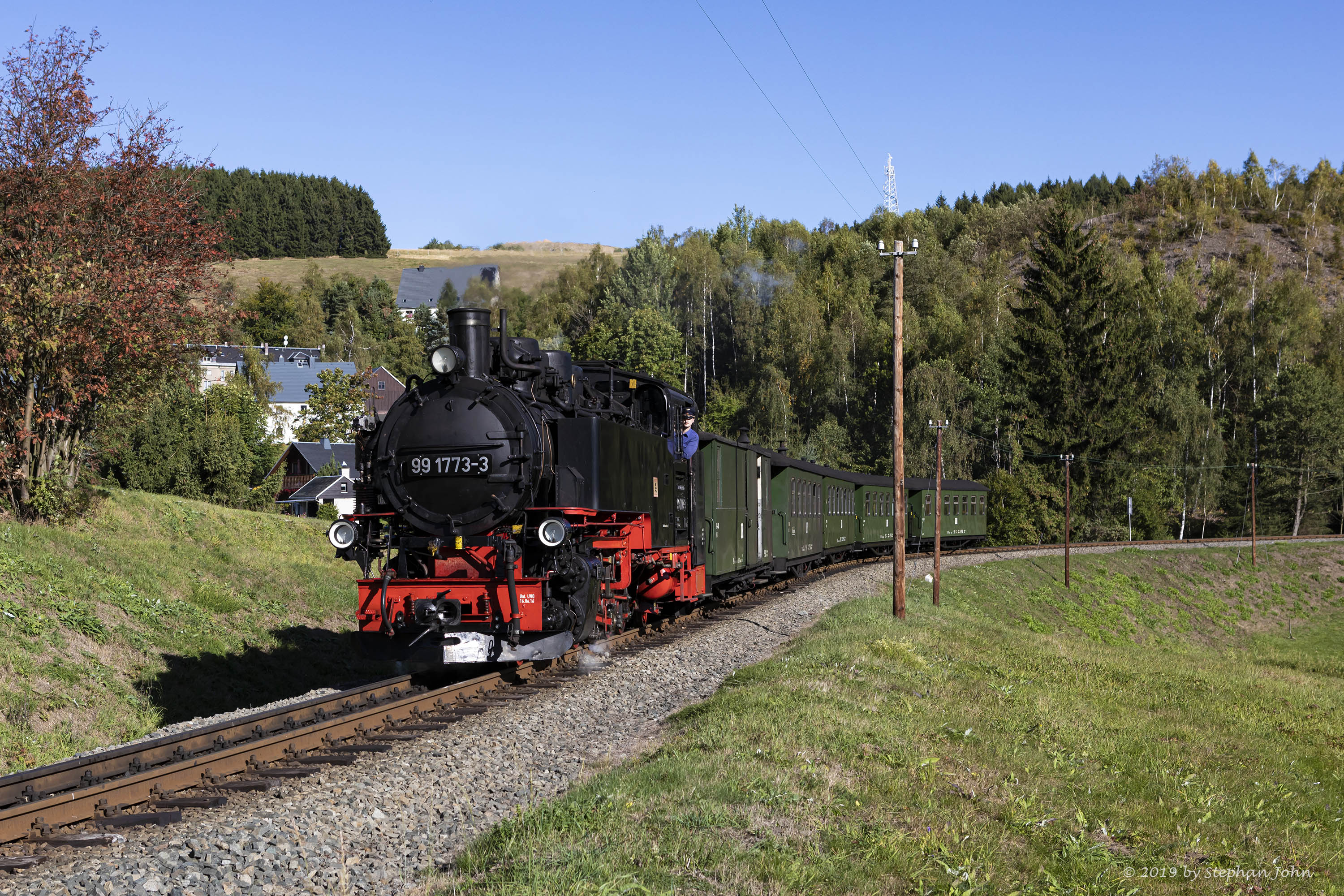 Zug 9005 mit Lok 99 1773-3 fährt mit dem Personenzug in Richtung Oberwiesenthal und hat gerade die Kurve an der Bärenlohe hintersich gelassen.