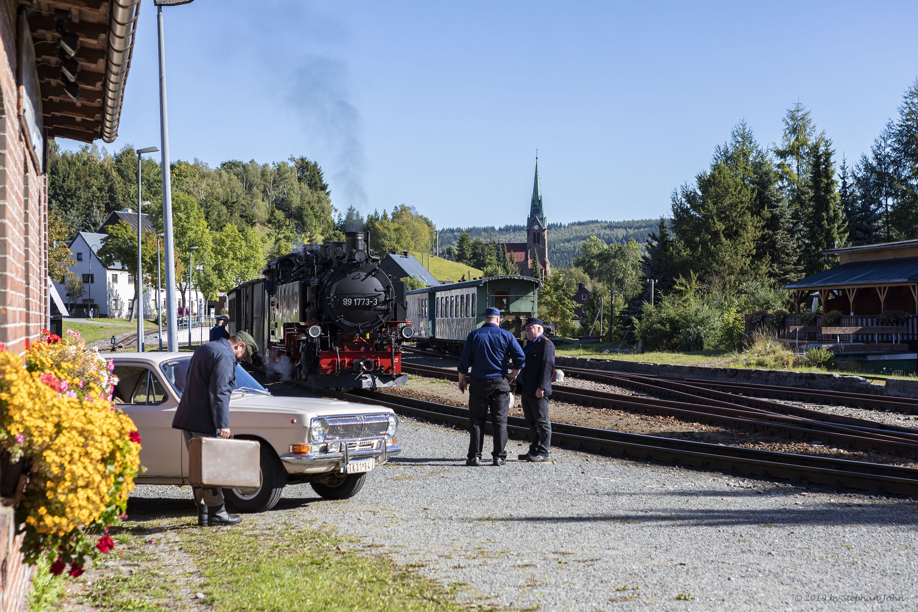 Zug 9005 mit Lok 99 1773-3 fährt mit dem Personenzug in Richtung Oberwiesenthal wartet in Hammerunterwiesenthal auf den Gegenzug