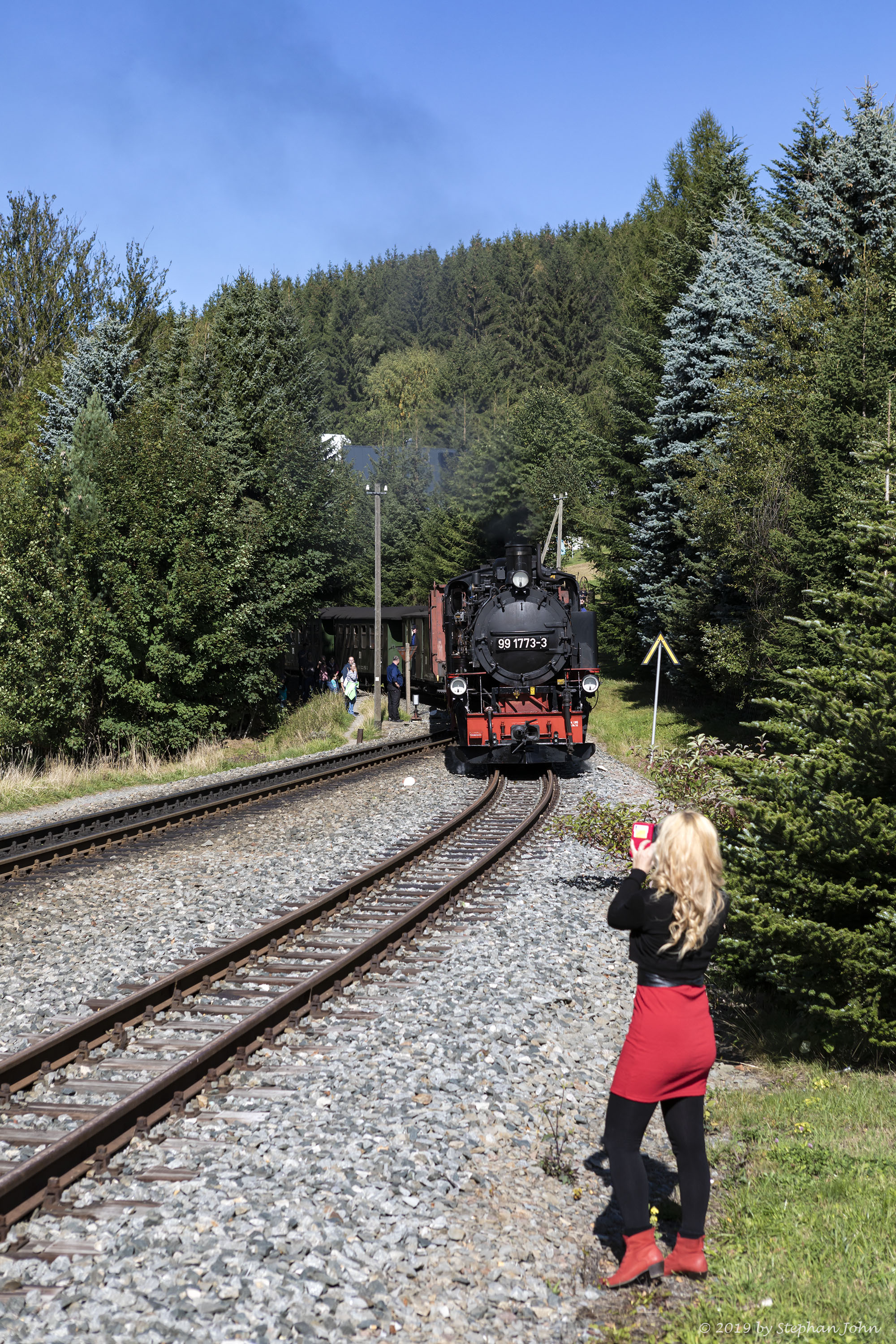<p>GmP 9007 von Cranzahl nach Oberwiesenthal erreicht den Bahnhof Neudorf.</p>