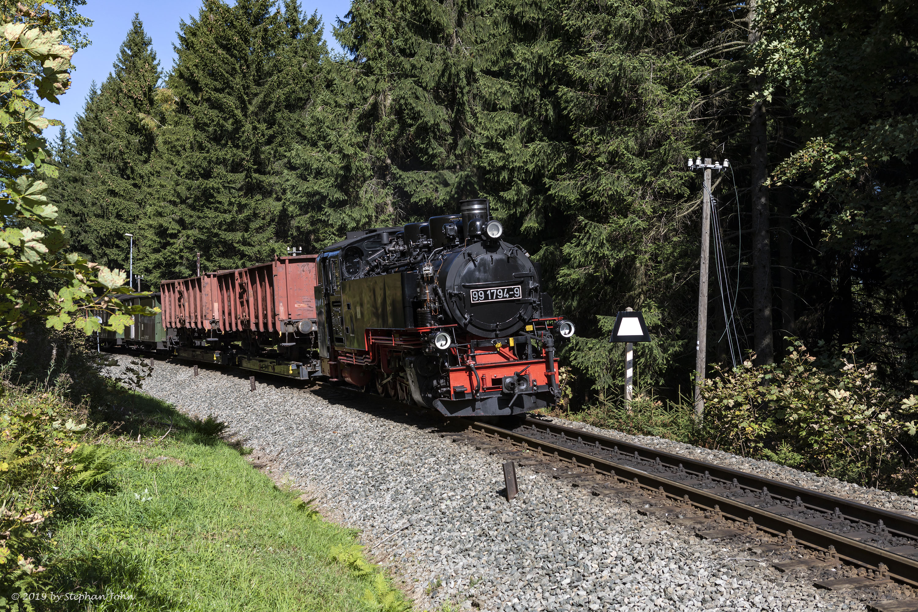 GmP 9009 von Cranzahl nach Oberwiesenthal verlässt den Bahnhof Niederschlag