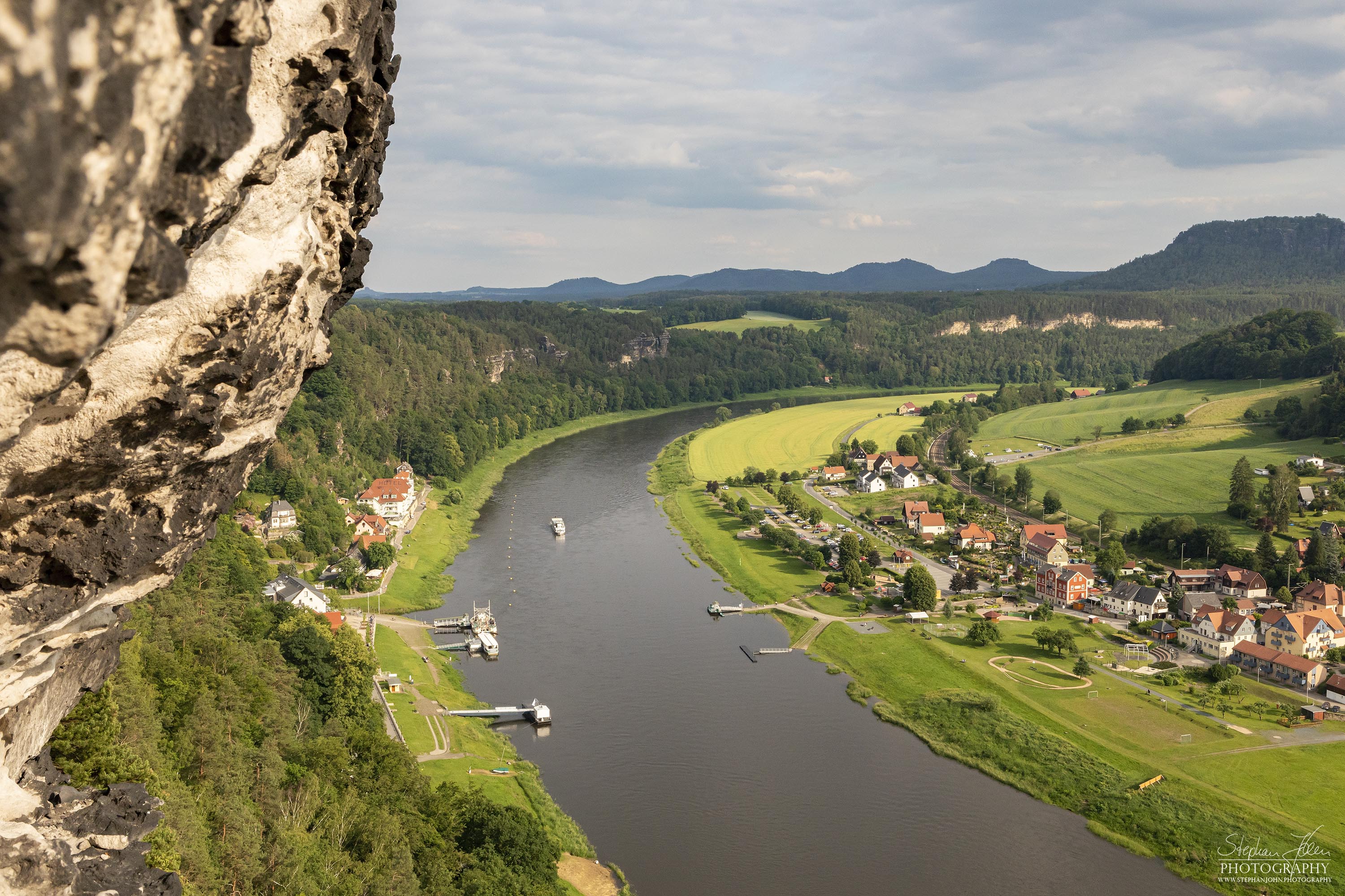 Blick auf den Kurort Rathen und die Elbe