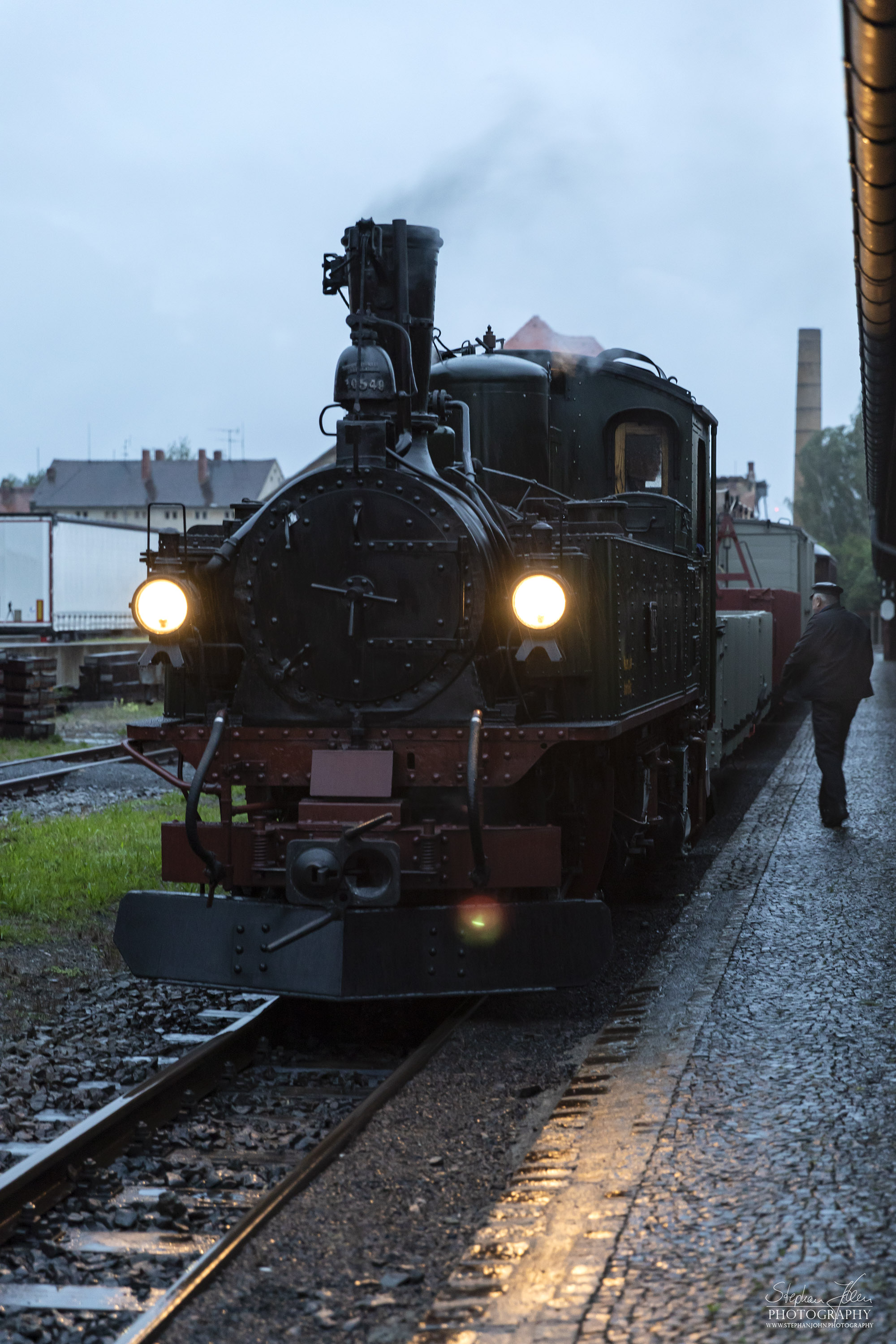 Die sächsische IV K 99 555 der Zittauer Schmalspurbahn wartet im strömenden Regen in Zittau Vorstadt mit einem Güterzug auf die Weiterfahrt nach Bertsdorf.