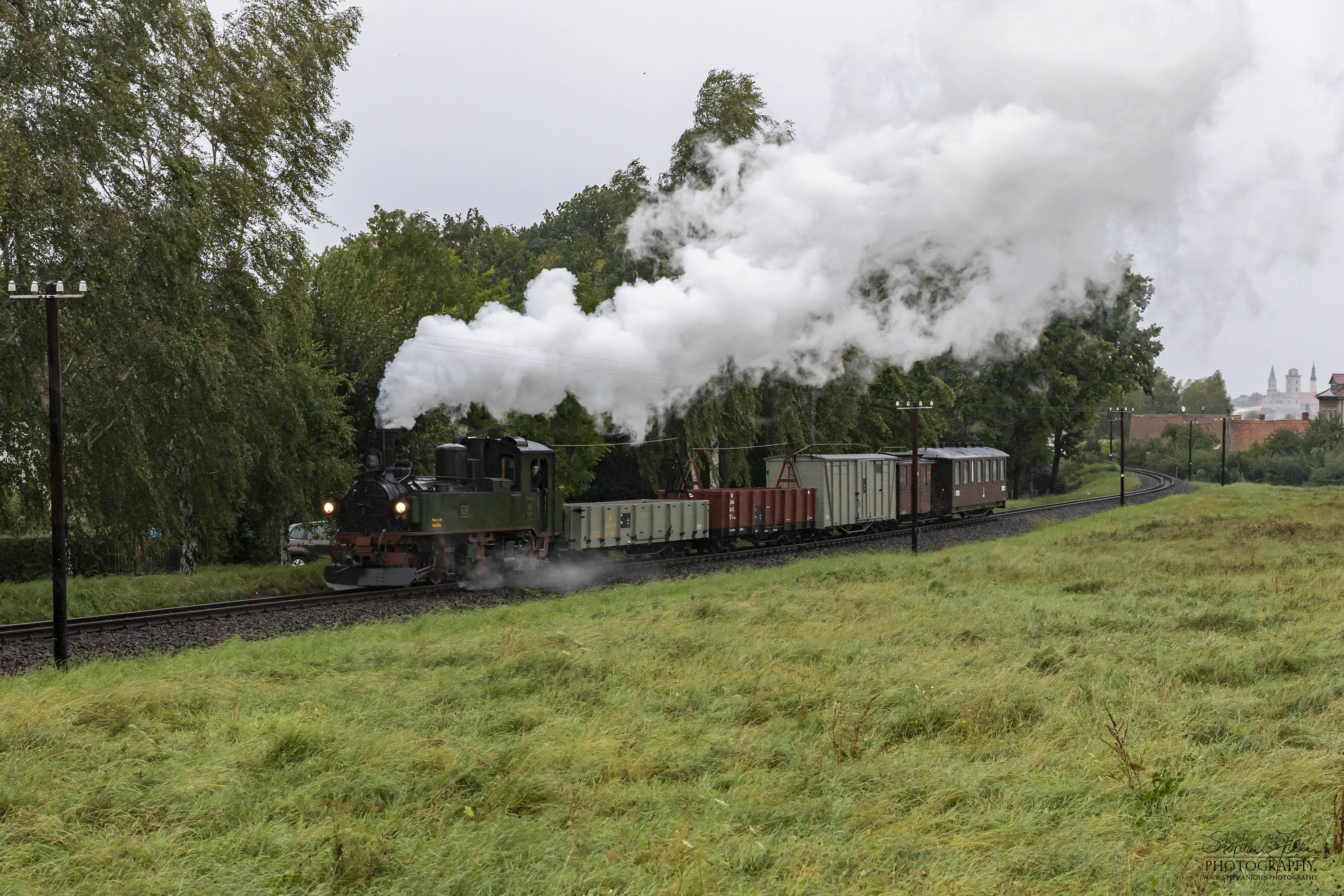 Die sächsische IV K 99 555 der Zittauer Schmalspurbahn zieht im strömenden Regen den GmP 400 nach Bertsdorf.