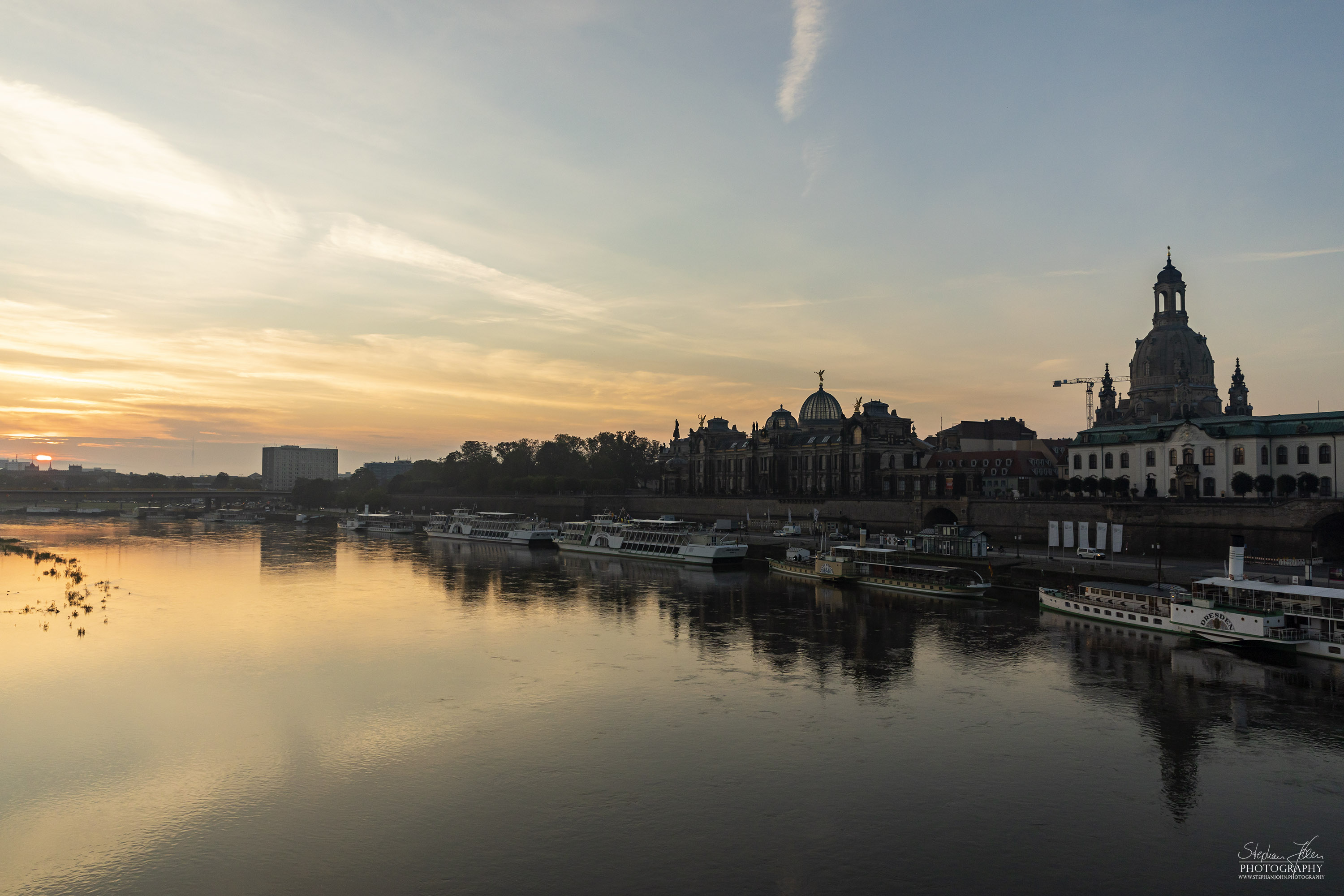 Sonnenaufgang am Terrassenufer in Dresden