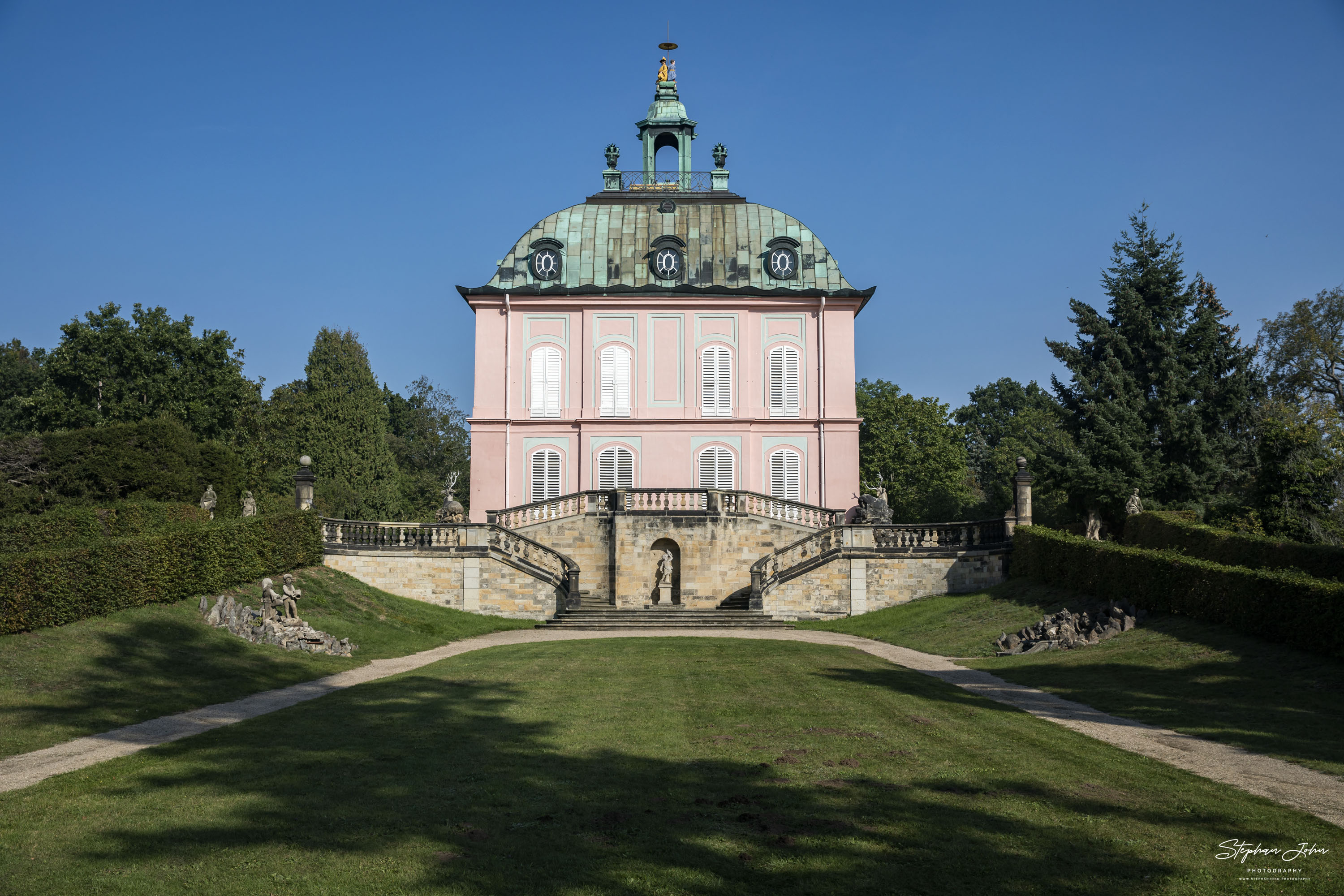 Das Fasanenschlösschen befindet sich in der 1728 angelegten Fasanerie des Schlossparks von Moritzburg.