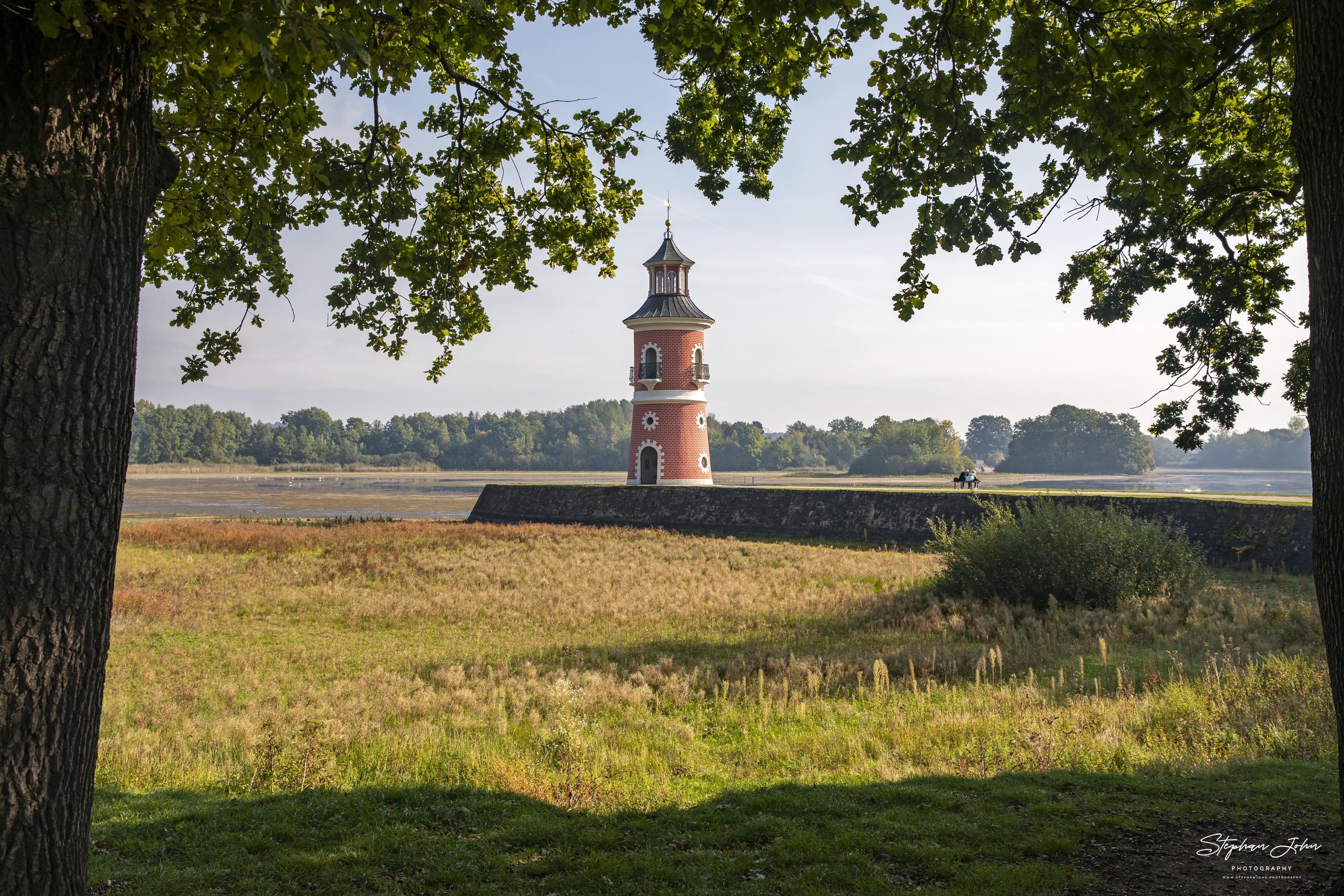 <p>Der Leuchtturm in Moritzburg ist ein Binnenleuchtturm in Sachsen. Der Staffagebau (Folly) entstand im späten 18. Jahrhundert als Teil einer Kulisse für nachgestellte Seeschlachten (Naumachie). Er ist der einzige für diesen Zweck gebaute Leuchtturm in Deutschland und gleichzeitig einer der ältesten Binnenleuchttürme der Bundesrepublik. (Wikipedia)</p>