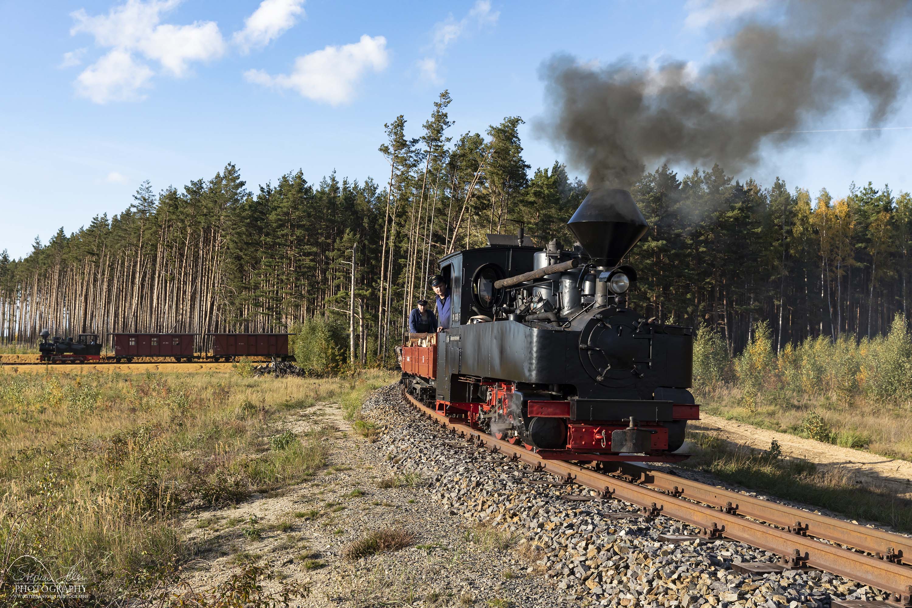 Während Lok 99 3312 mit dem Güterzug im Stumpfgleis der alten Strecke nach Mühlrose steht, dampft 99 3315 mit dem Holzzug in Richtung Schwerer Berg