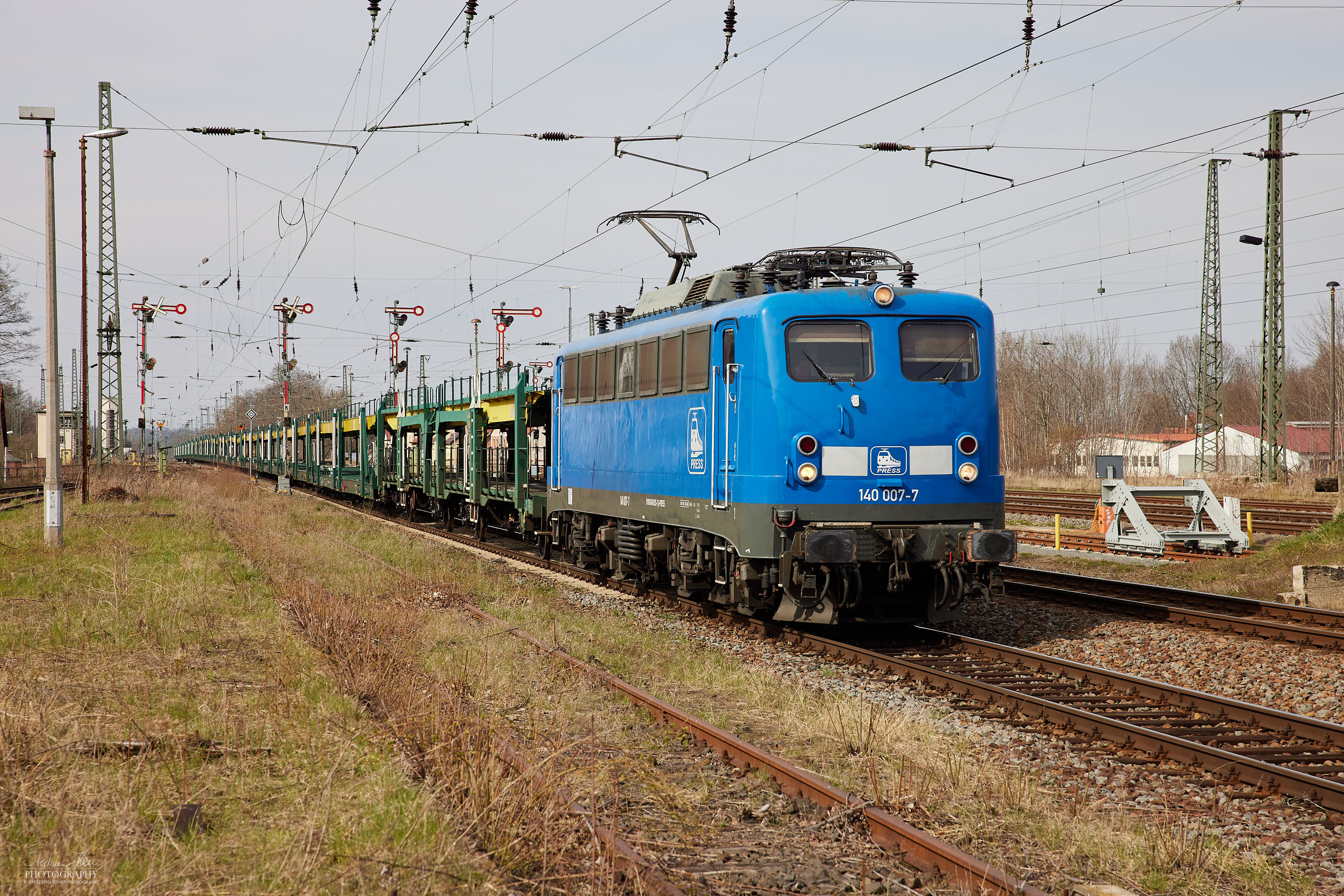 Ein Leergüterzug mit der Lok 140 007-7 fährt durch den Bahnhof Altenburg(Thür)