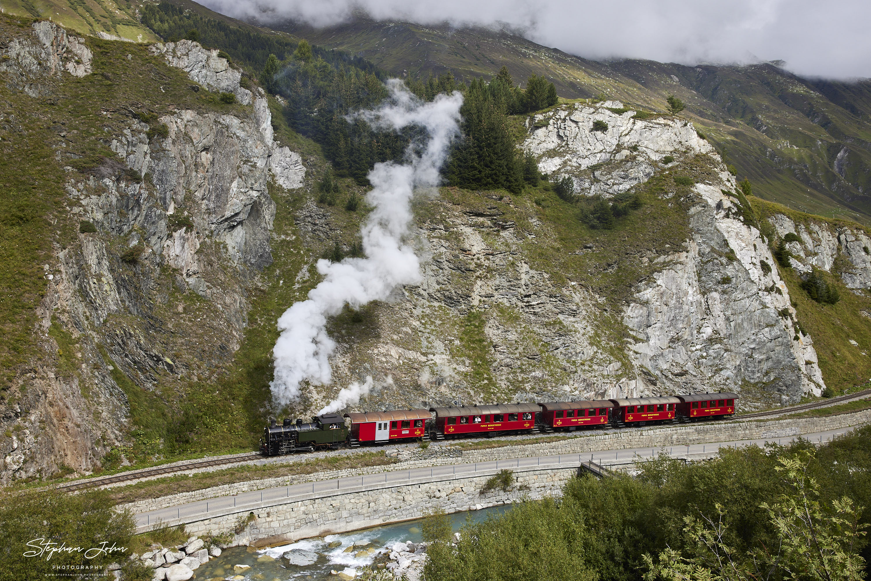Lok 704 der DFB verlässt mit einem Personenzug die Ortslage Realp und dampft in Richtung Furka-Pass und Oberwald
