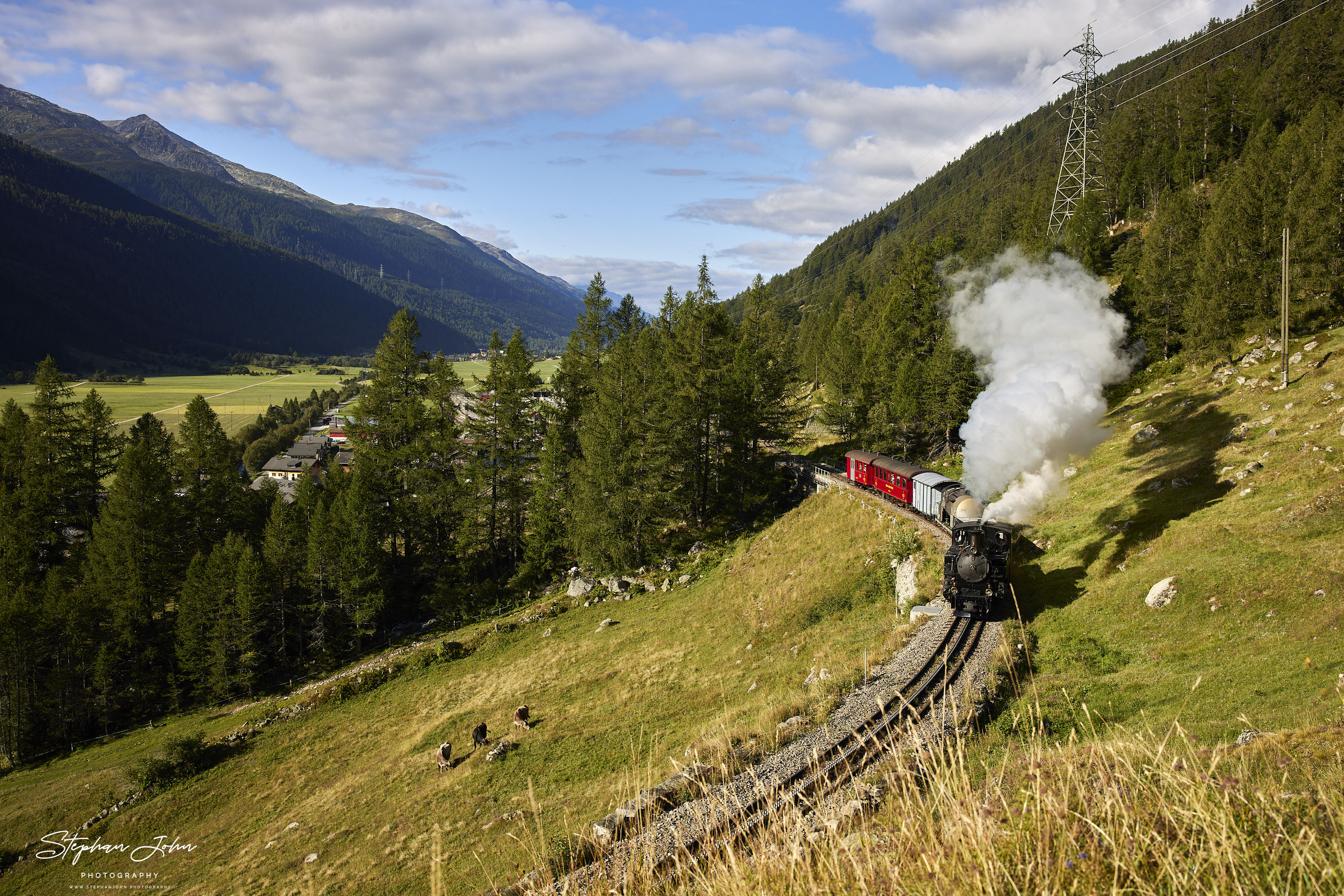 Lok 9 verlässt mit einem GmP Oberwald und dampft in Richtung Furka-Pass.