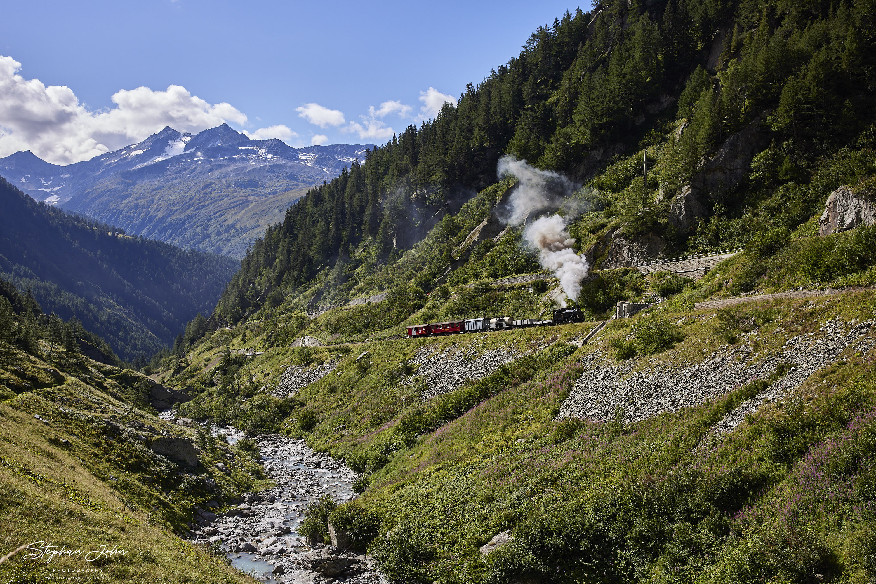 Lok 9 mit einem GmP von Oberwald nach Realp vor Gletsch.