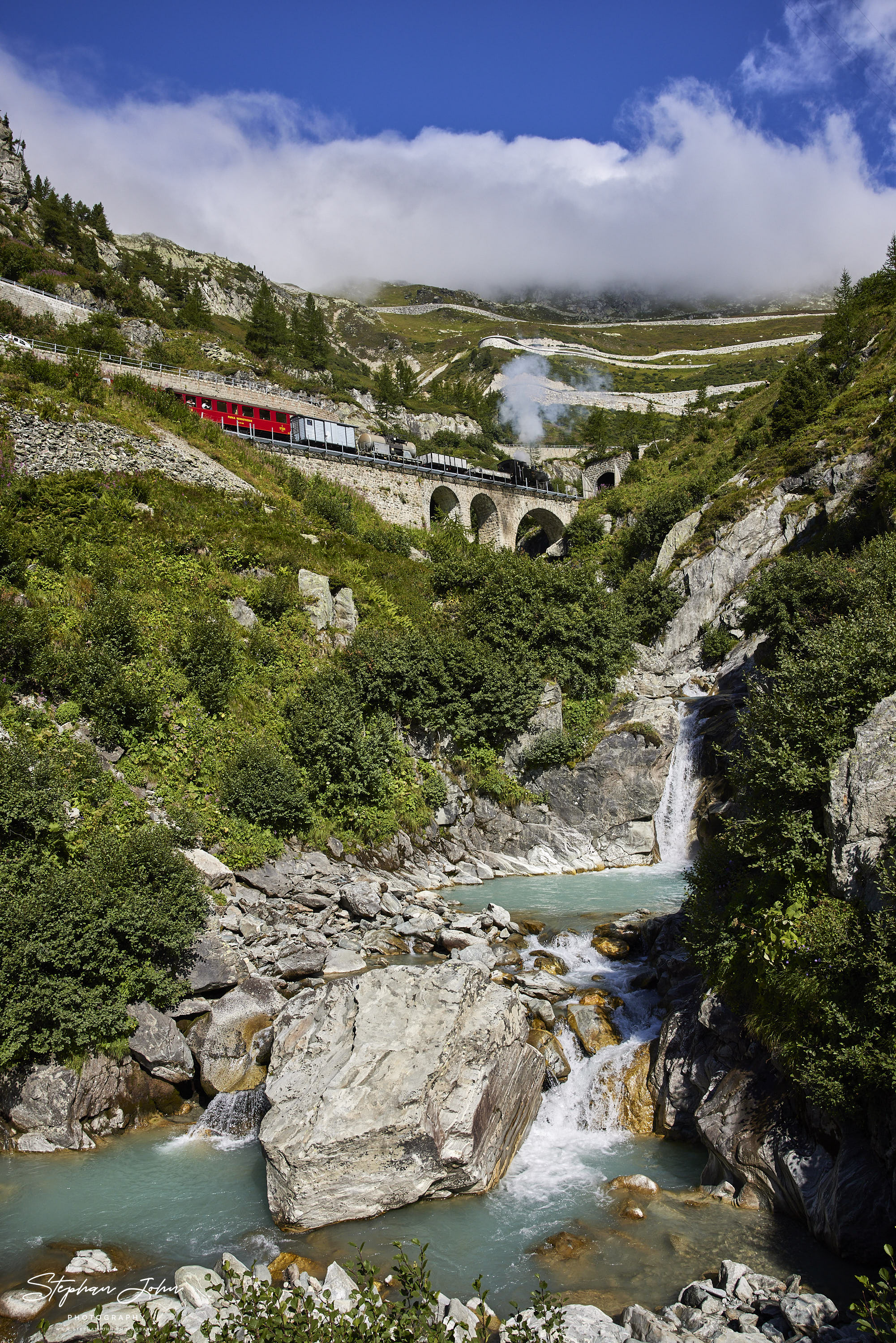 Lok 9 mit einem GmP von Oberwald nach Realp auf dem Rottenviadukt. Direkt nach dem Viadukt folgt der Gletsch-Kehrtunnel.