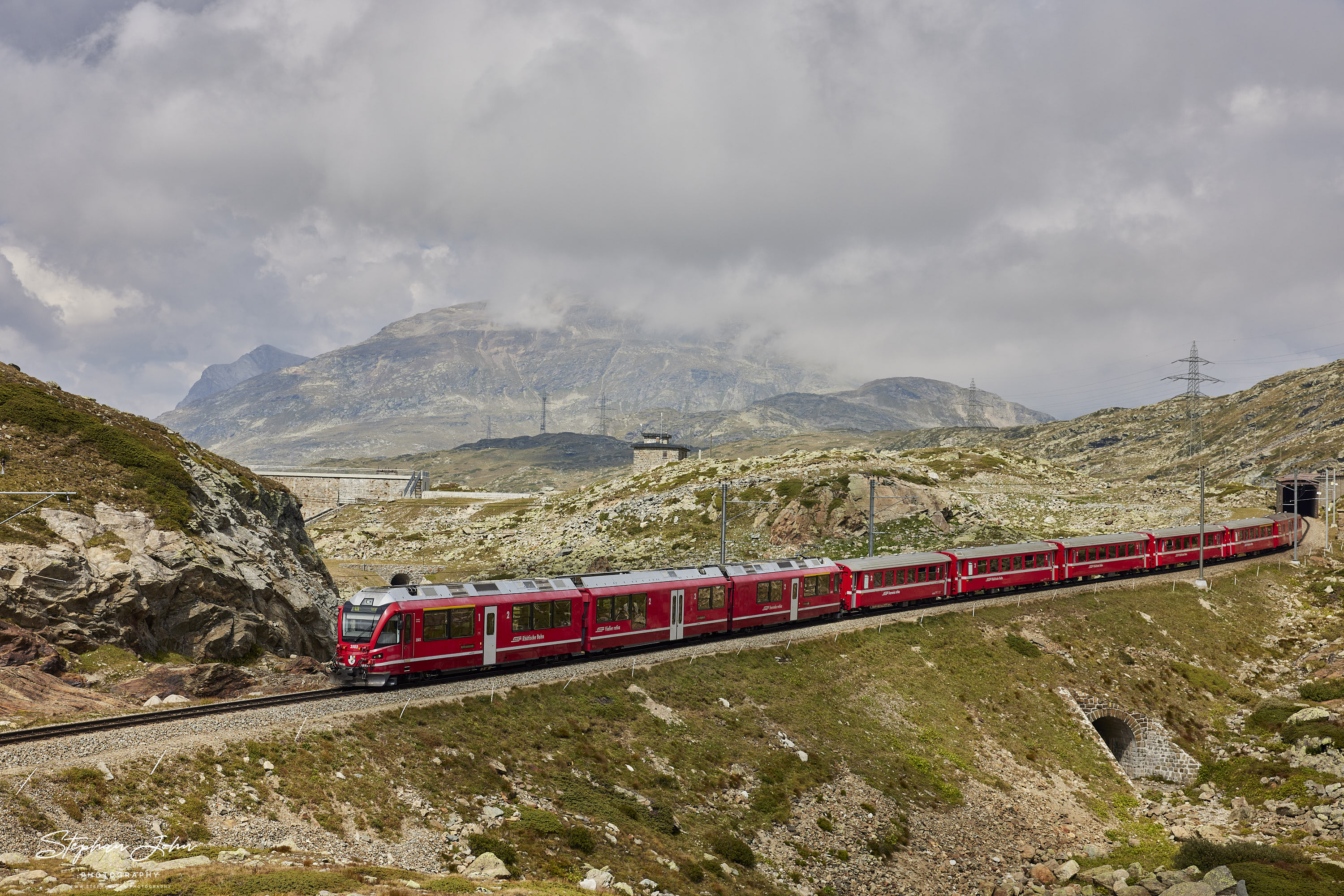 R 1633 von St. Moritz nach Tirano am Berninapass unterhalb der Staumauer des Lago Bianco.