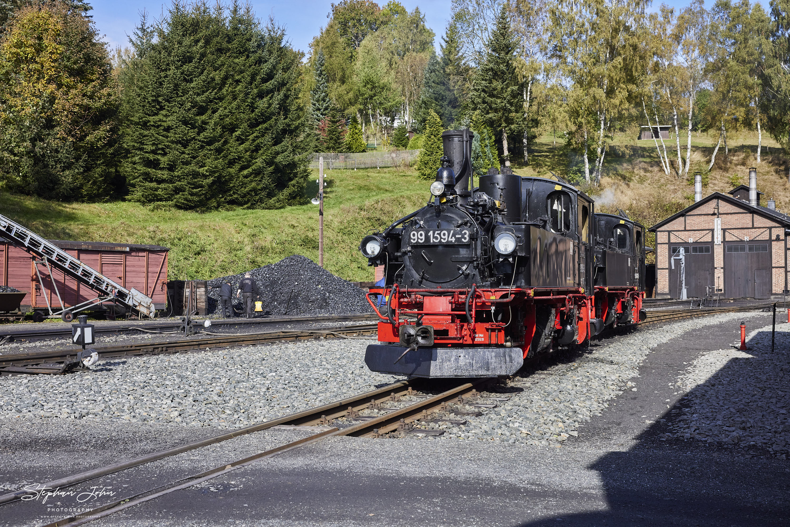 Die beiden Loks des GmP 11203 werden in Jöhstadt wieder bevorratet