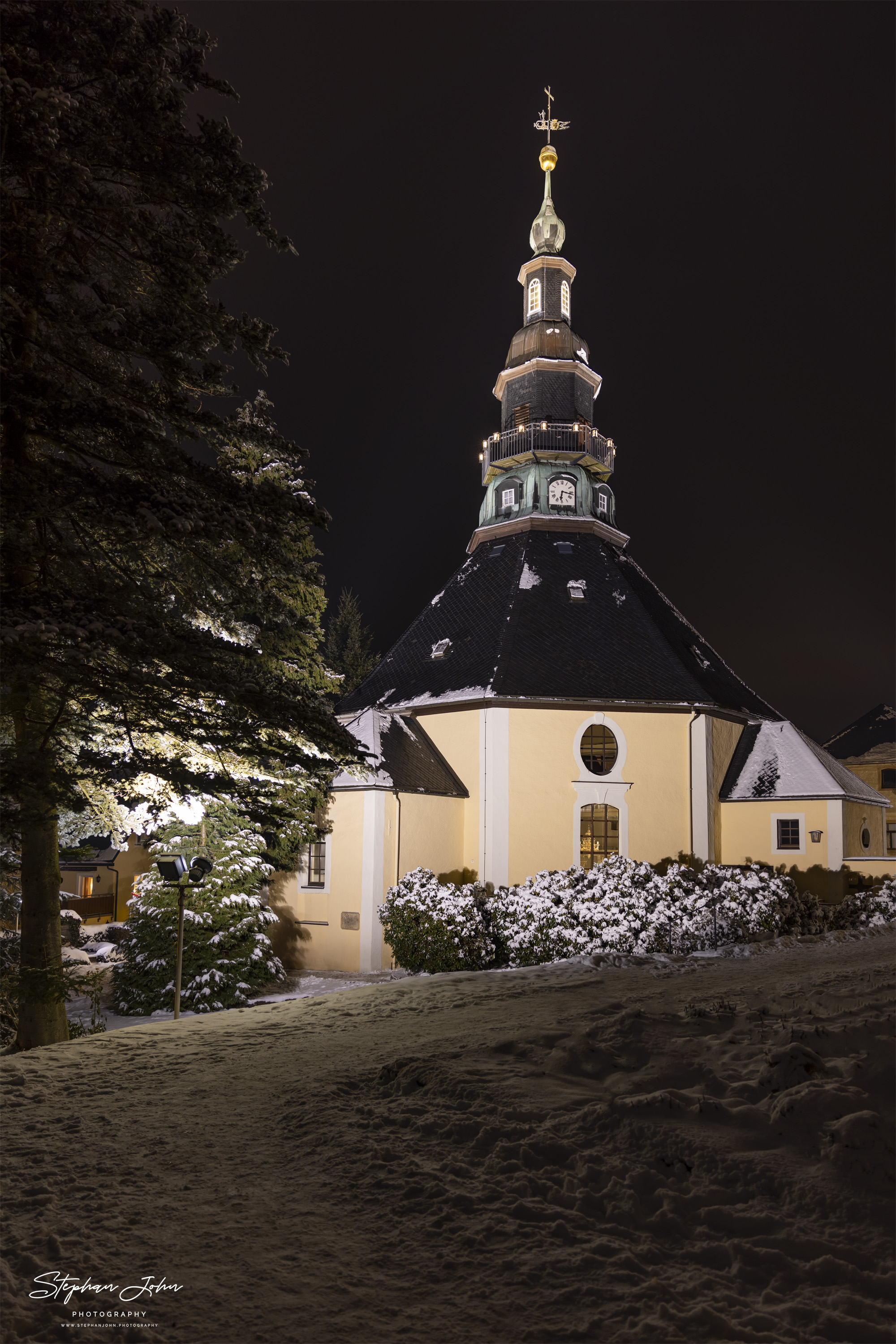 Die Seiffener Kirche, oder wie sie offiziell heißt, Bergkirche Seiffen, ist die evangelisch-lutherische Kirche in der Gemeinde Seiffen im Erzgebirgskreis in Sachsen. Sie ist das Wahrzeichen des Ortes und ein beliebtes Motiv der Erzgebirgischen Volkskunst. (Wikipedia)