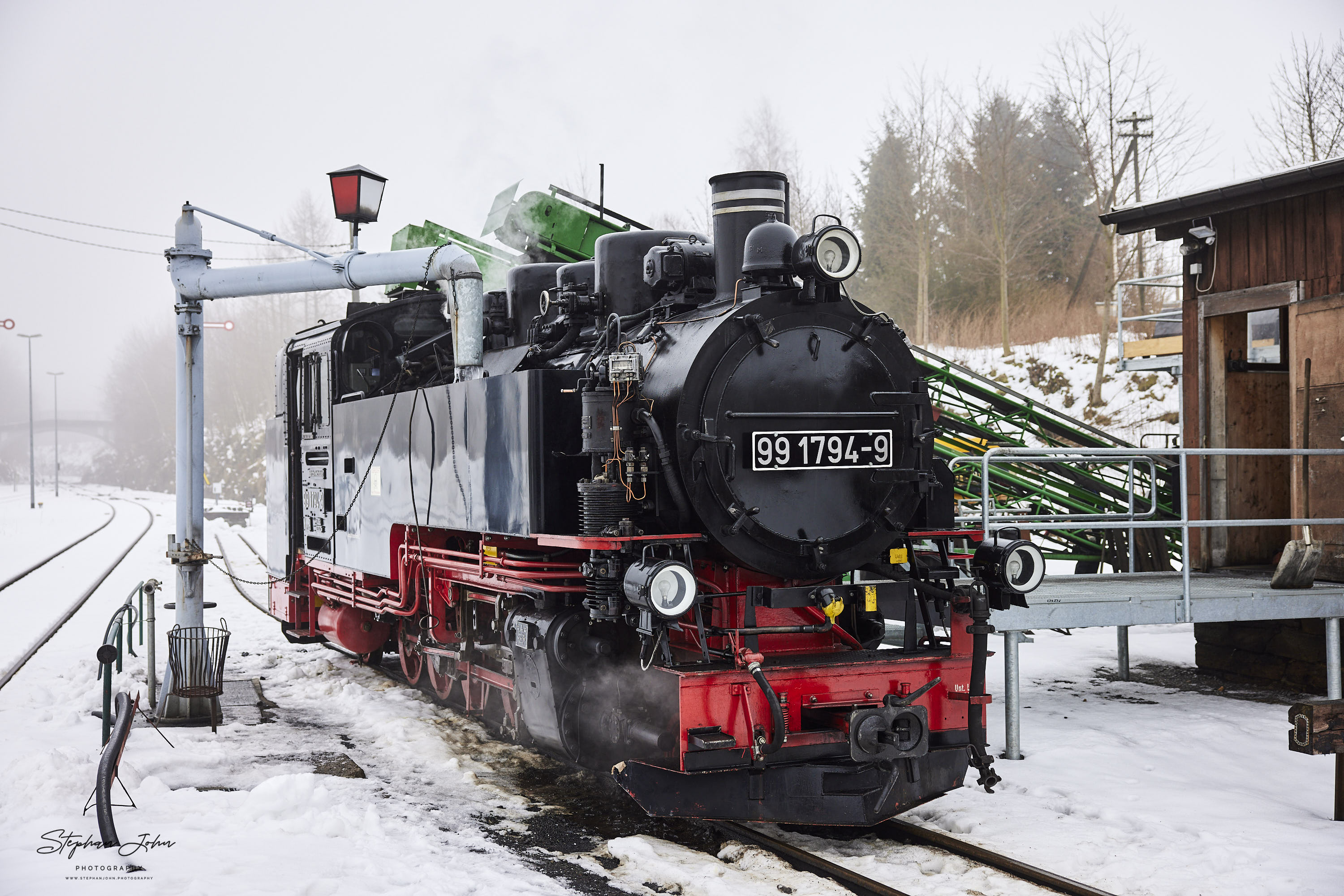 Lok 99 1794-9 wird in Cranzahl für der Fahrt nach Oberwiesenthal vorbereitet.