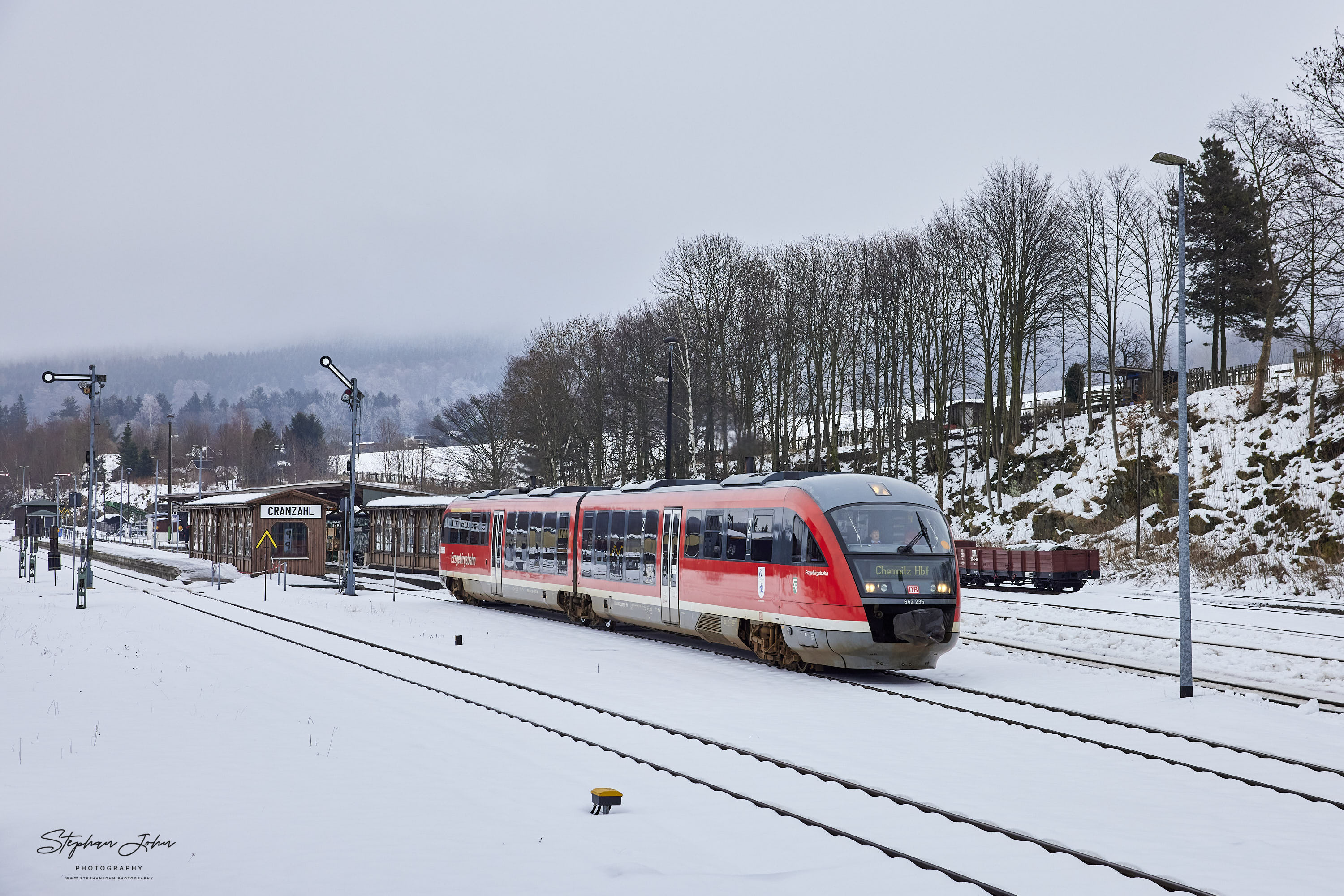 Zug RB 80 (23722) mit VT 642 235 nach Chemnitz verlässt den Bahnhof Cranzahl