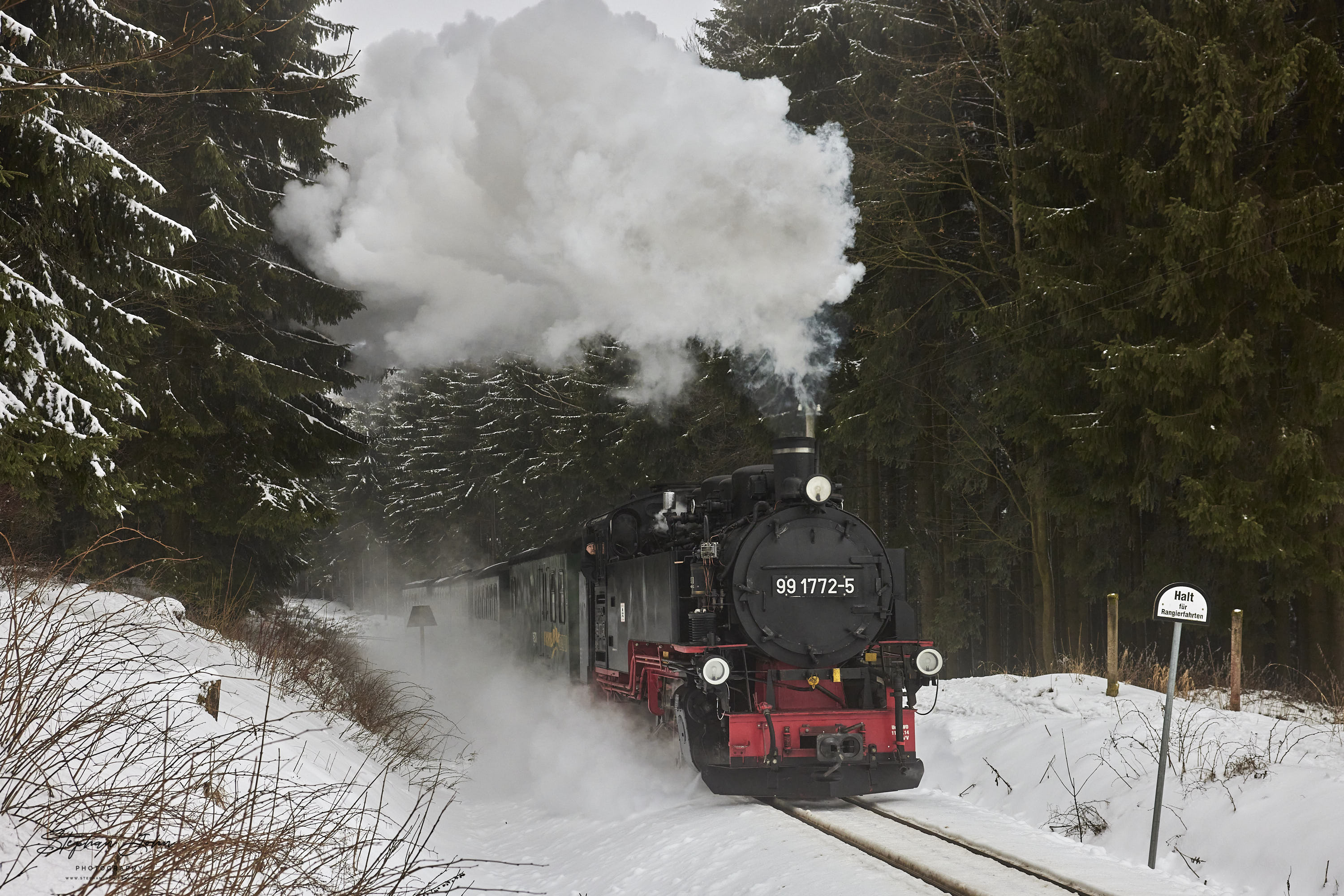 Zug P 1007 mit Lok 99 1772-5 hat die Steigung nach Kretscham-Rothensehma fast geschaft und erreicht den Bahnhof.