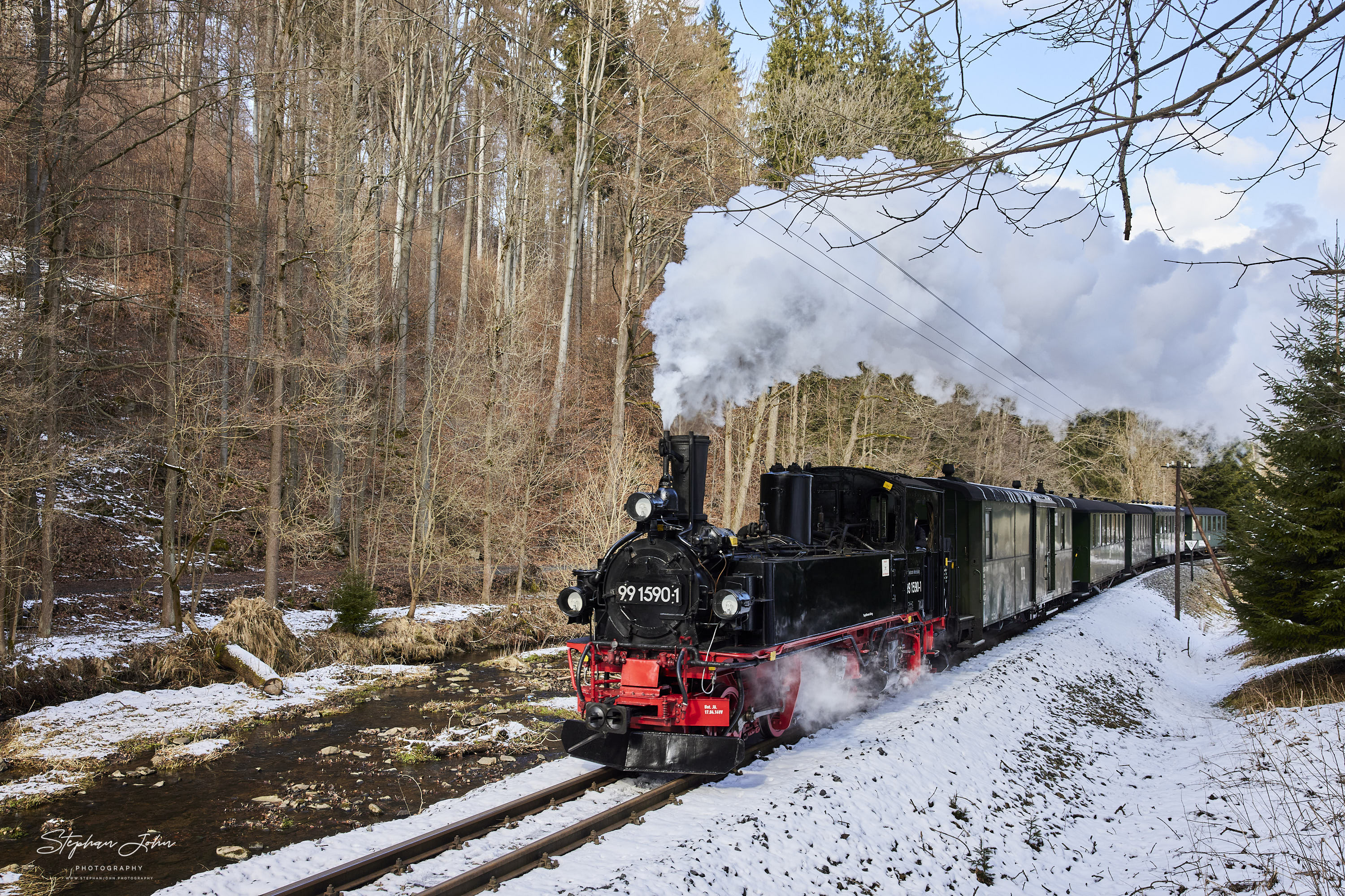 Zug 14113 mit Lok 99 1590-1 nach Jöhstadt zwischen Wildbach und Stolln