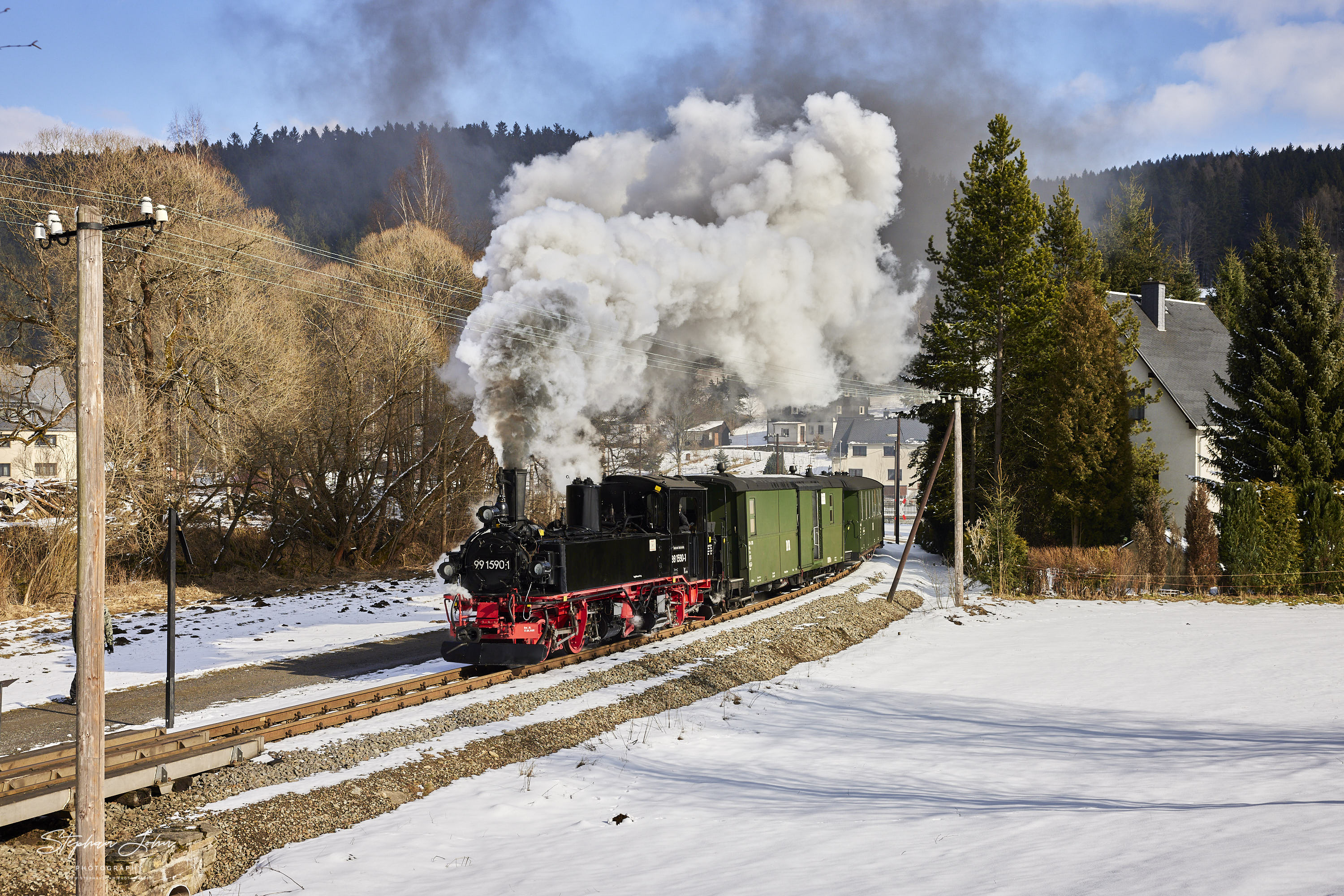 Ausfahrt des Zug 14113 mit Lok 99 1590-1 aus dem Bahnhof Schmalzgrube