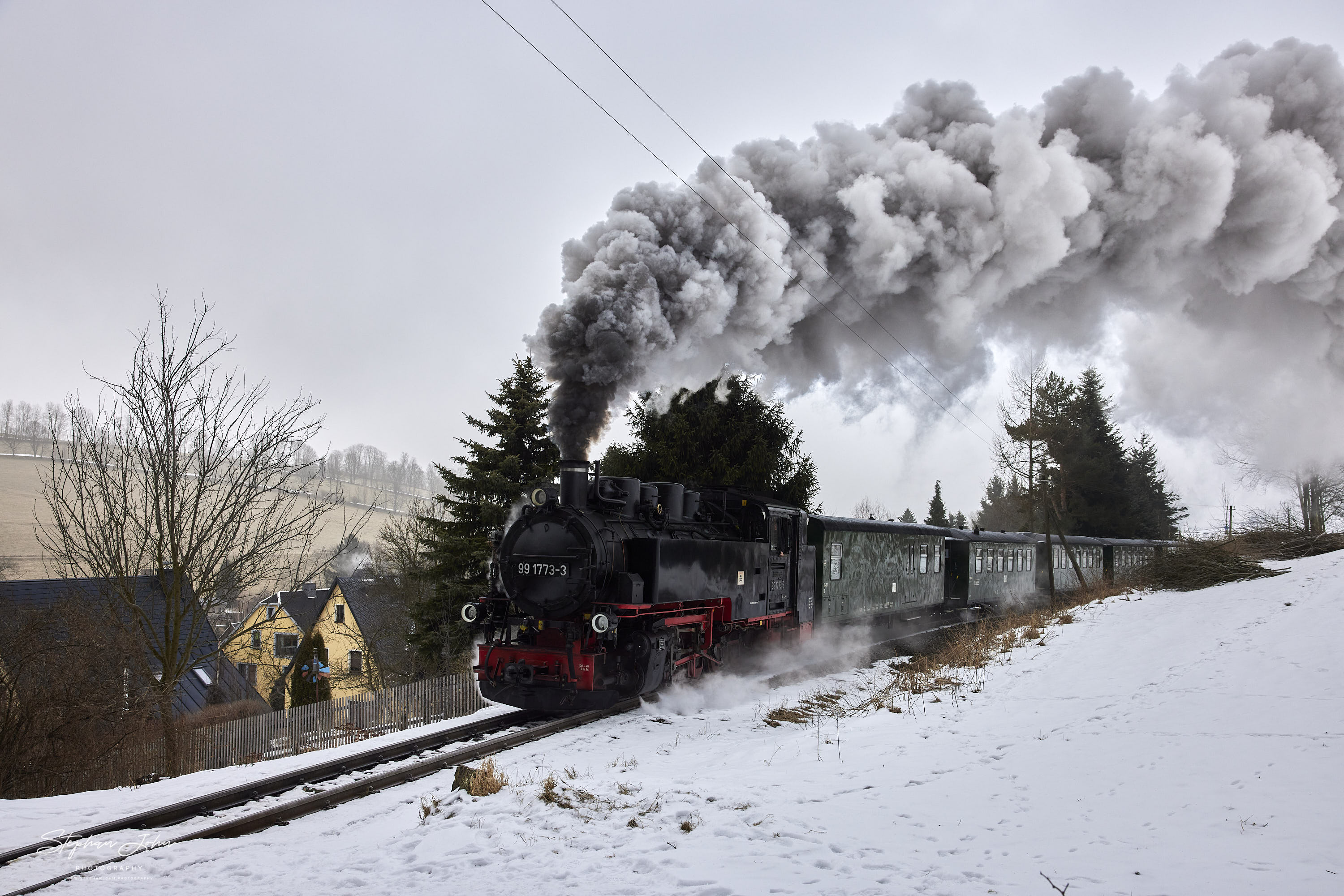 Zug 1101 mit Lok 99 1773-3 verlässt die Ortslage Cranzahl und dampft in Richtung Oberwiesenthal