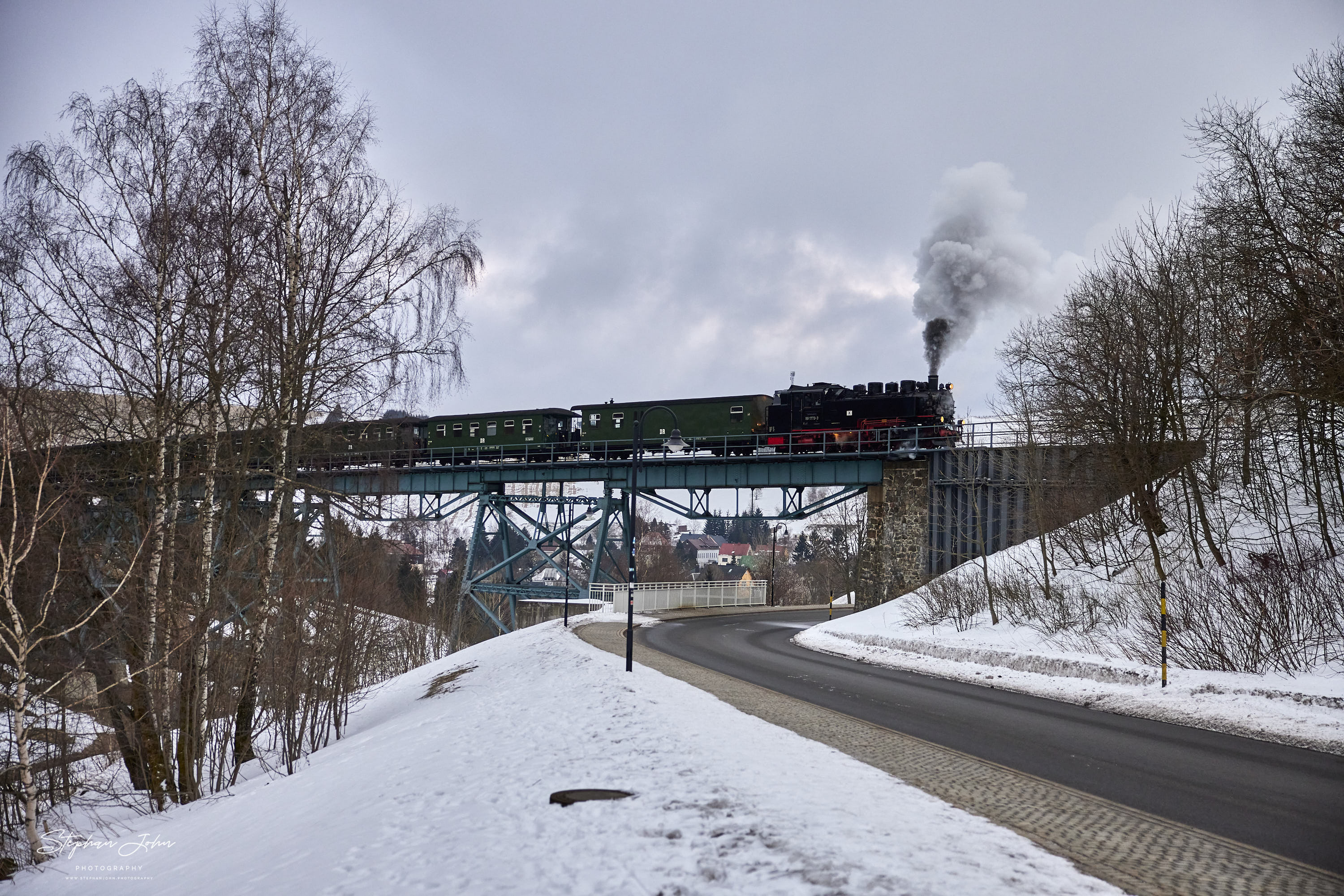 Zug 1109 mit Lok 99 1773-3 erreicht Oberwiesenthal