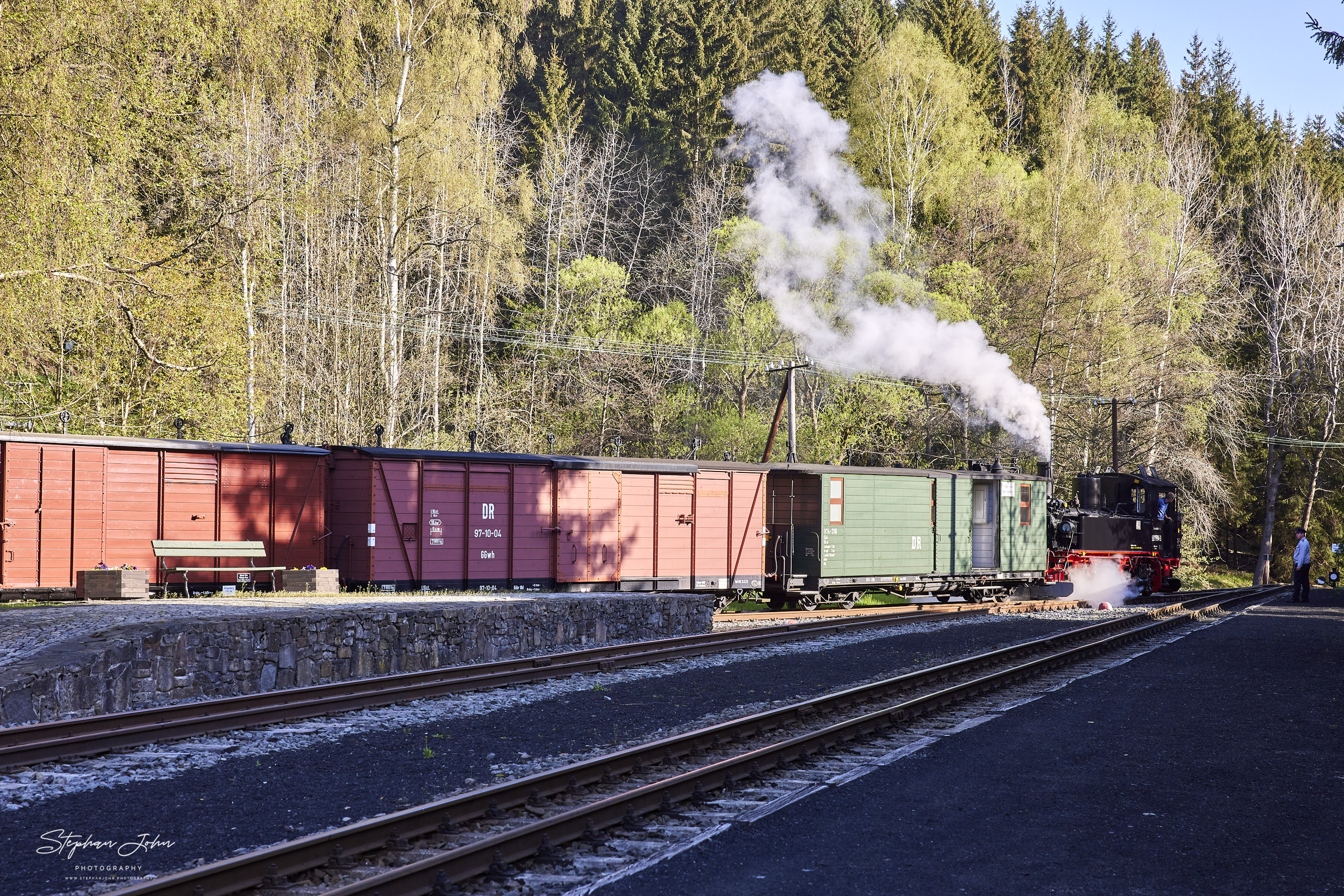 G 11200 mit Lok 99 1594-3 rangiert in Schlössel weitere Güterwagen an den Zug.