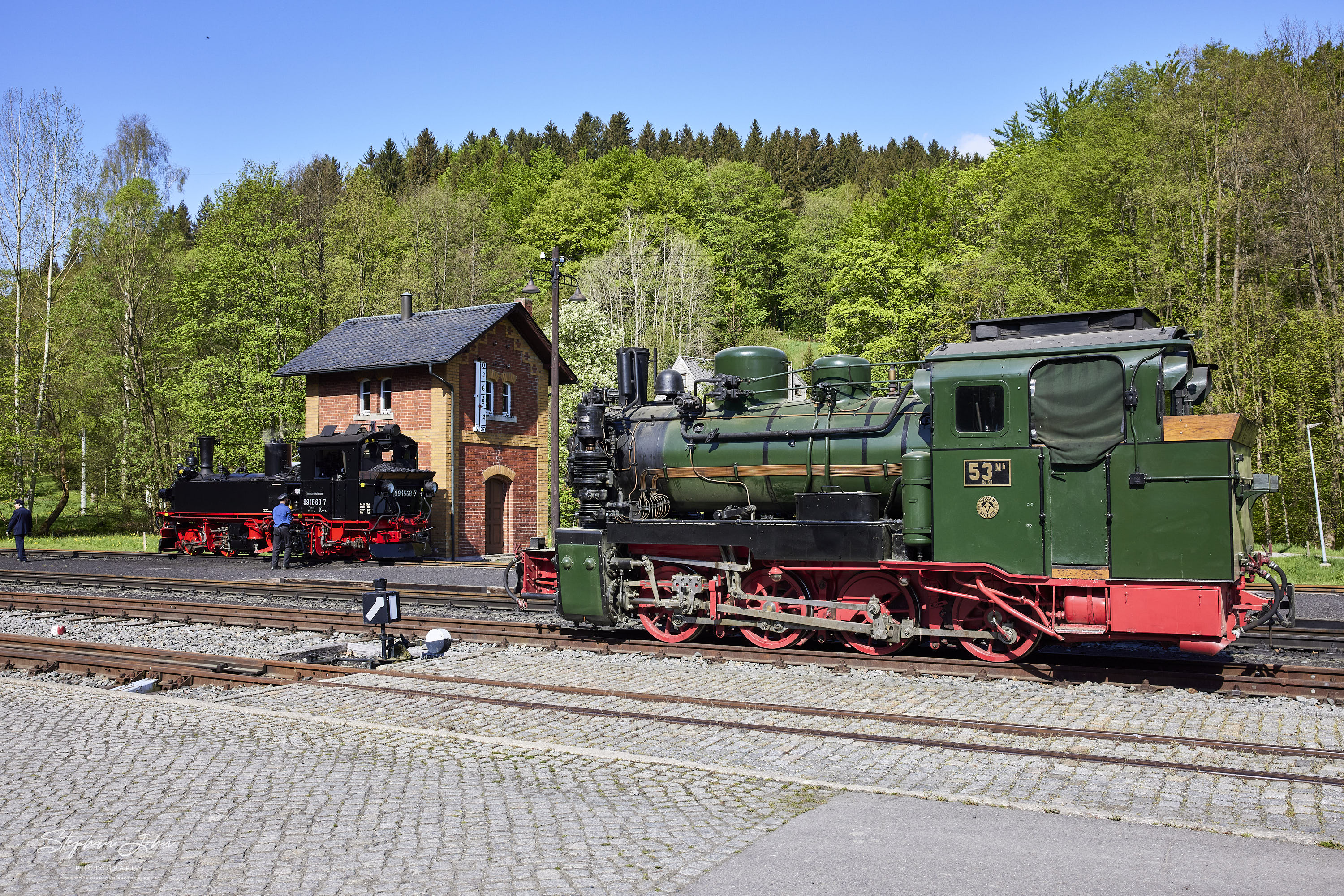 Die Lok vom G 11250 hat in Steinbach abgespannt und nimmt Wasser. Noch kalt steht die Vulcan-Lok 99 4633-6 der RüBB abgestellt.