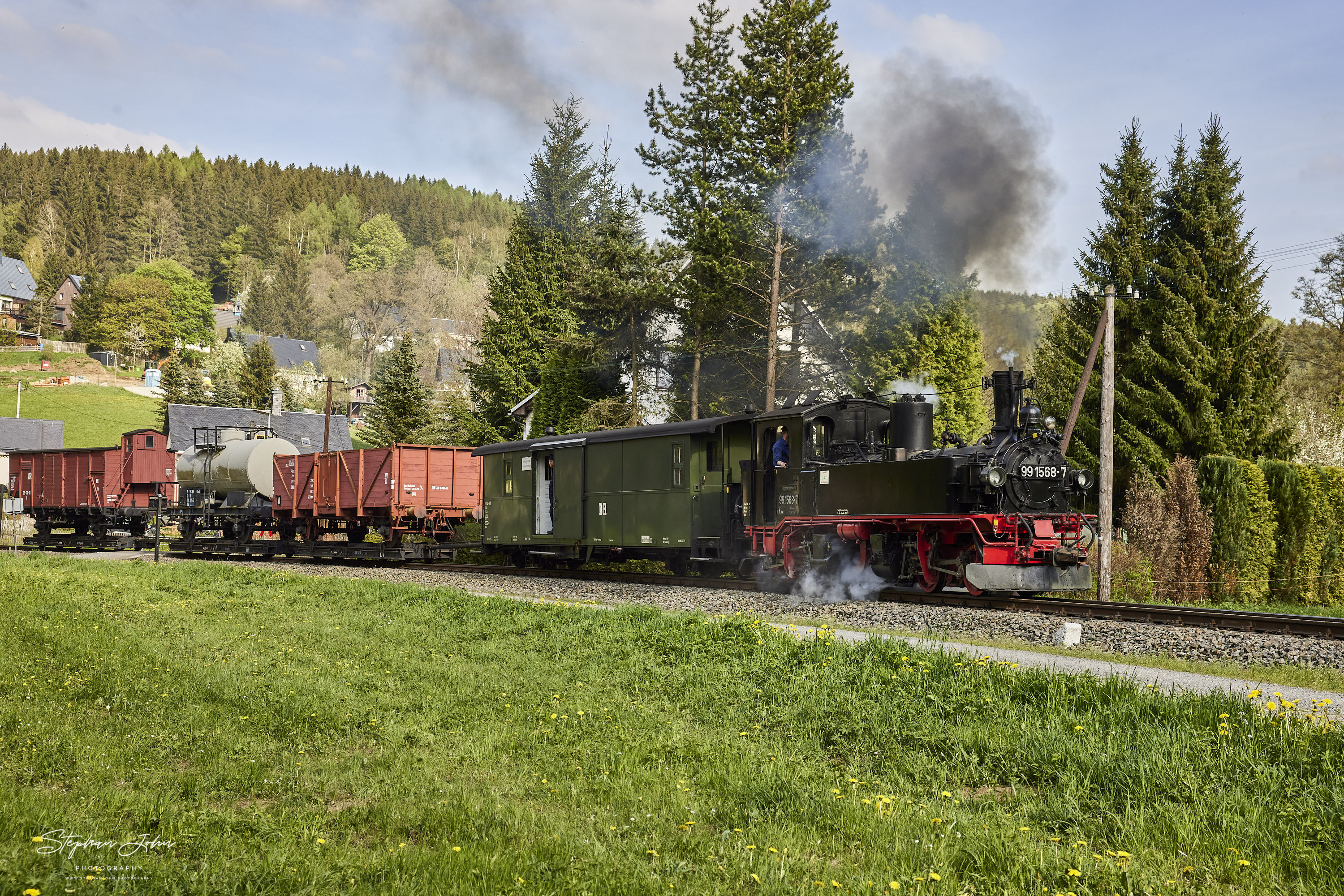 G 11259 mit Lok 99 1568-7 nach Schlössel fährt aus dem Bahnhof Schmalzgrube aus