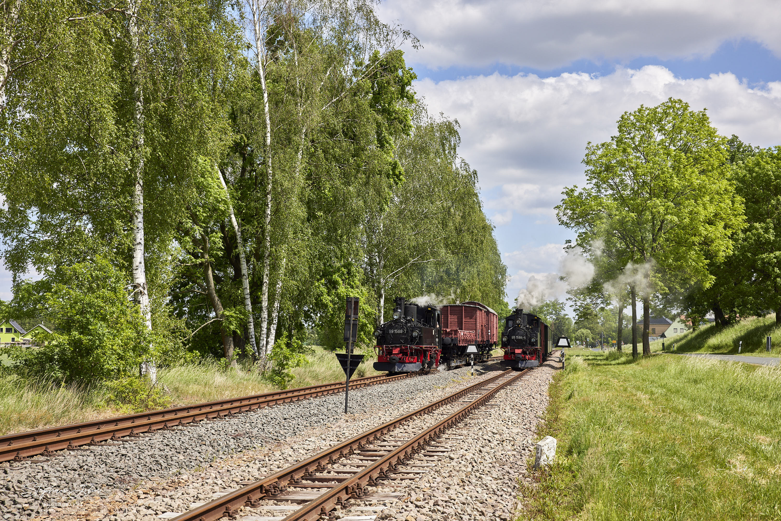 Ausfahrt eines Güterzuges mit Lok 99 1568-7 und eines Personenzuges mit Lok 99 1584-4 aus dem Bahnhof Nebitzschen