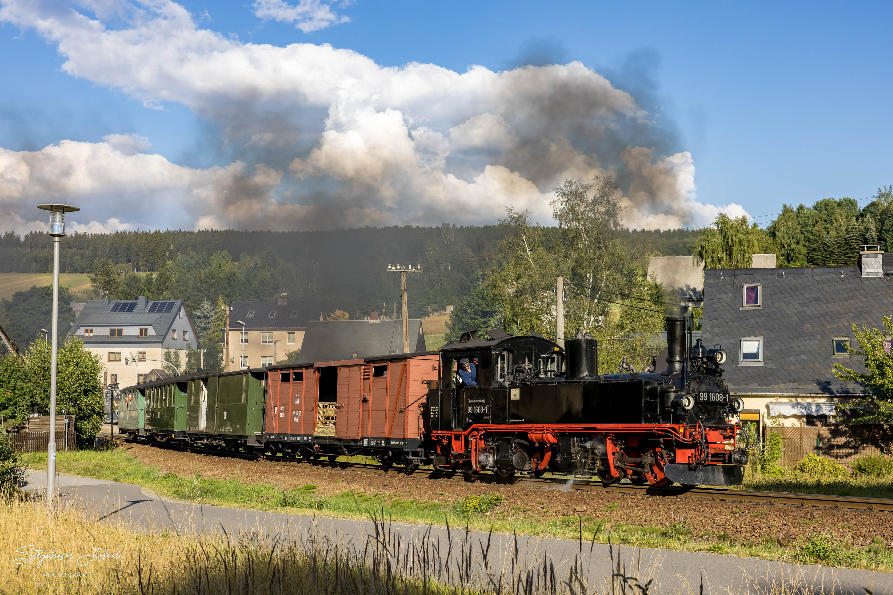 Zug P 1023 mit Lok 99 1608-1 nach Oberwiesenthal verlässt Neudorf