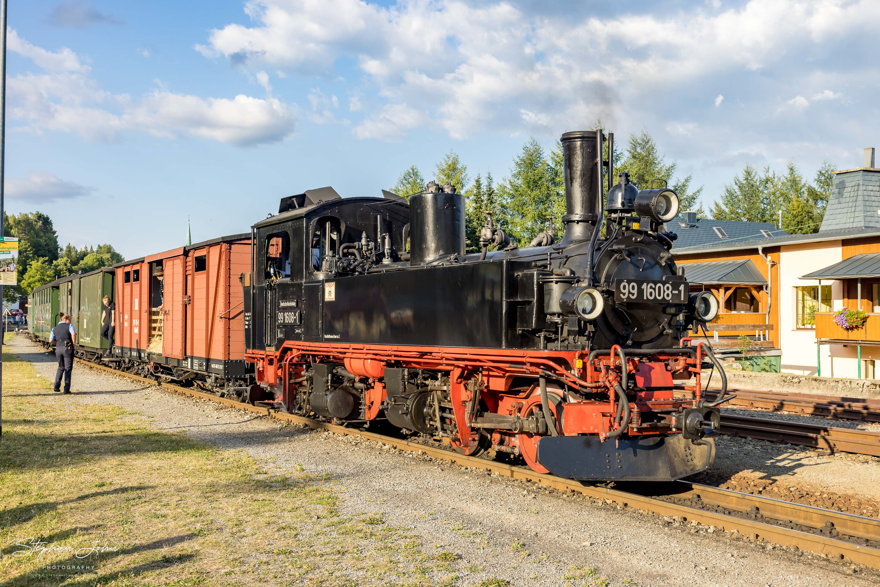 Zug P 1023 mit Lok 99 1608-1 nach Oberwiesenthalsteht in Hammerunterwiesenthal