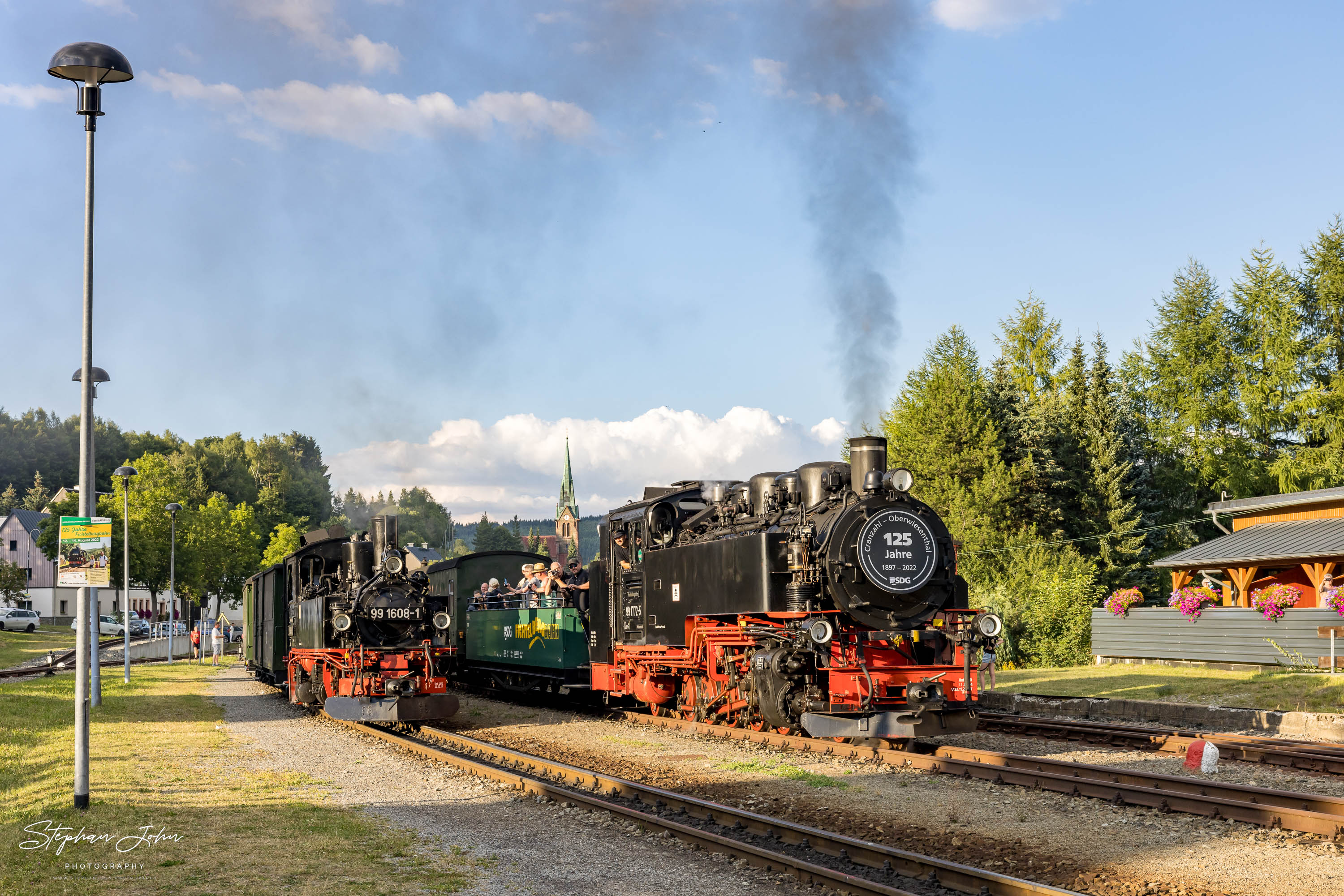 zug P 1023 mit Lok 99 1608-1 nach Oberwiesenthal steht in Hammerunterwiesenthal und wird von Zug P 1011 überholt.