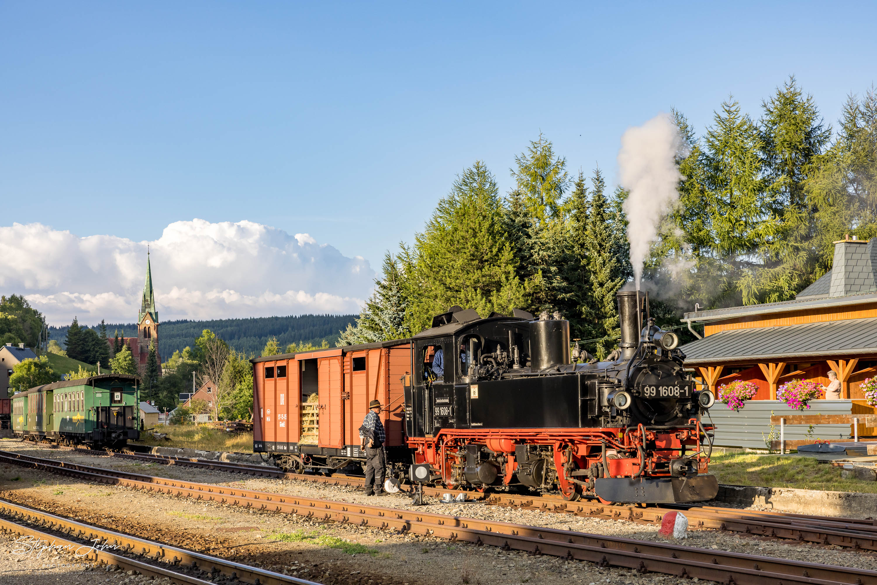 Zug P 1023 mit Lok 99 1608-1 nach Oberwiesenthal rangiert in Hammerunterwiesenthal.