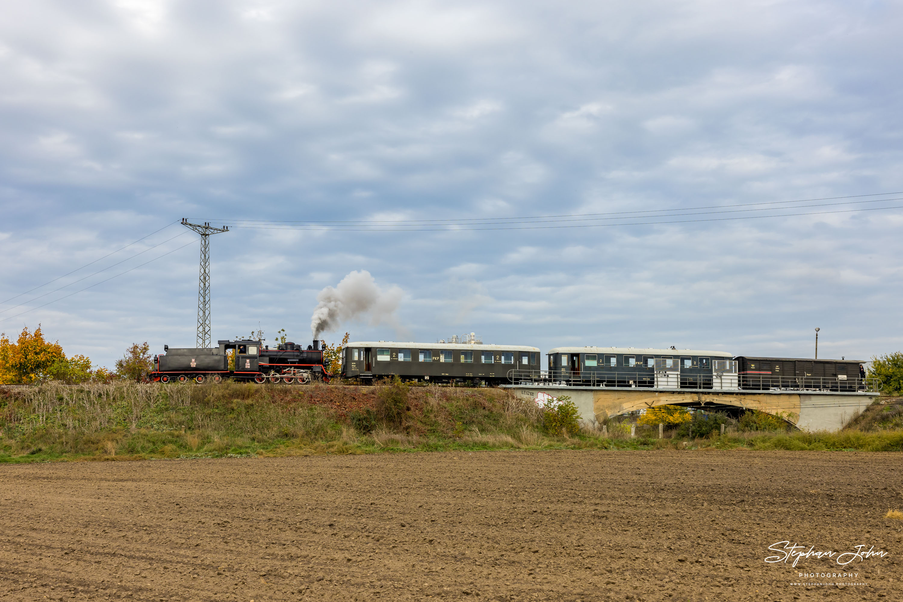 Ein Personenzug der Schalspurbahn Sroda auf dem Weg nach Zaniemyśl während der Überquerung der Hauptbahn