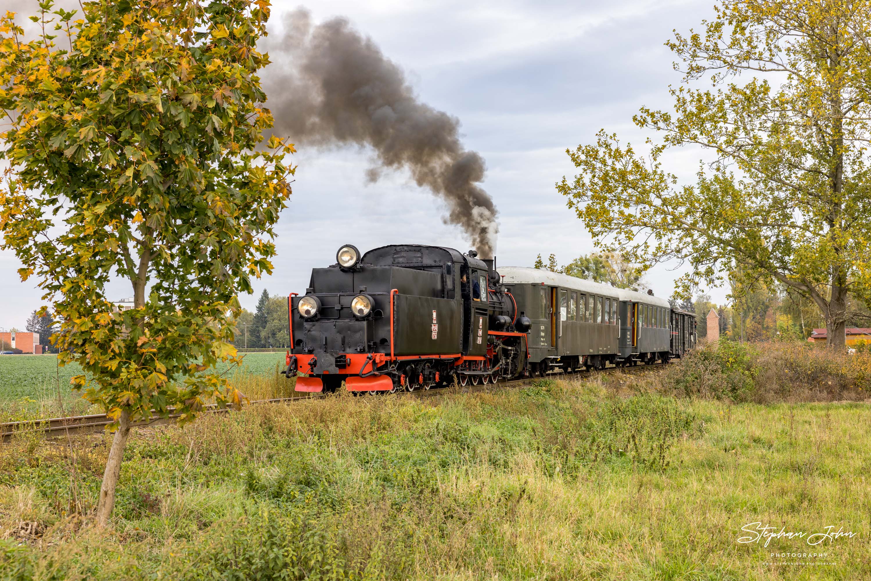 Personenzug mit Lok Px48-1756 in der Ortslage Słupia Wielka auf dem Weg nach Zaniemyśl