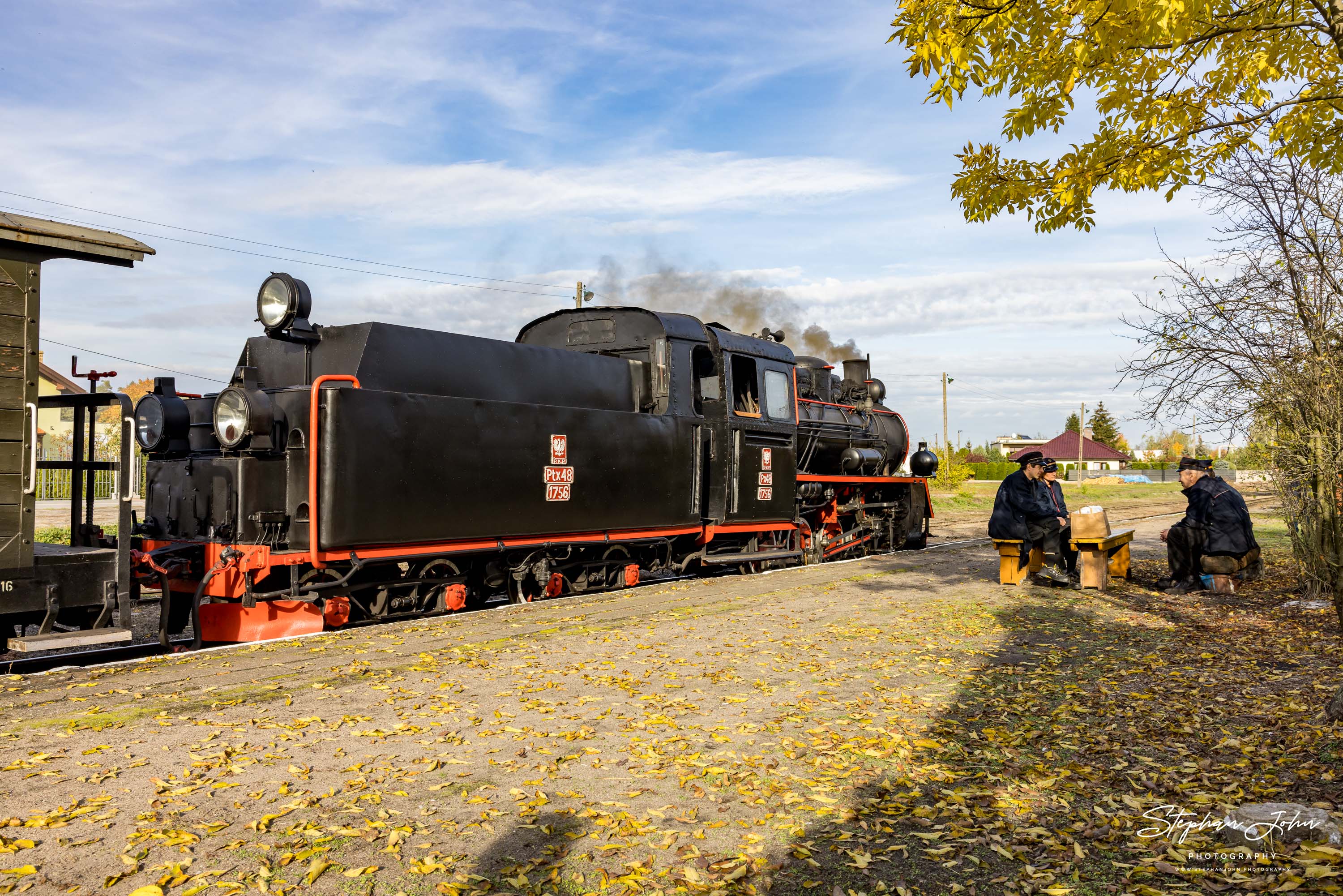Neben der Lok Px48-1756 macht das Personal vom Personenzug in Zaniemyśl Mittagspause
