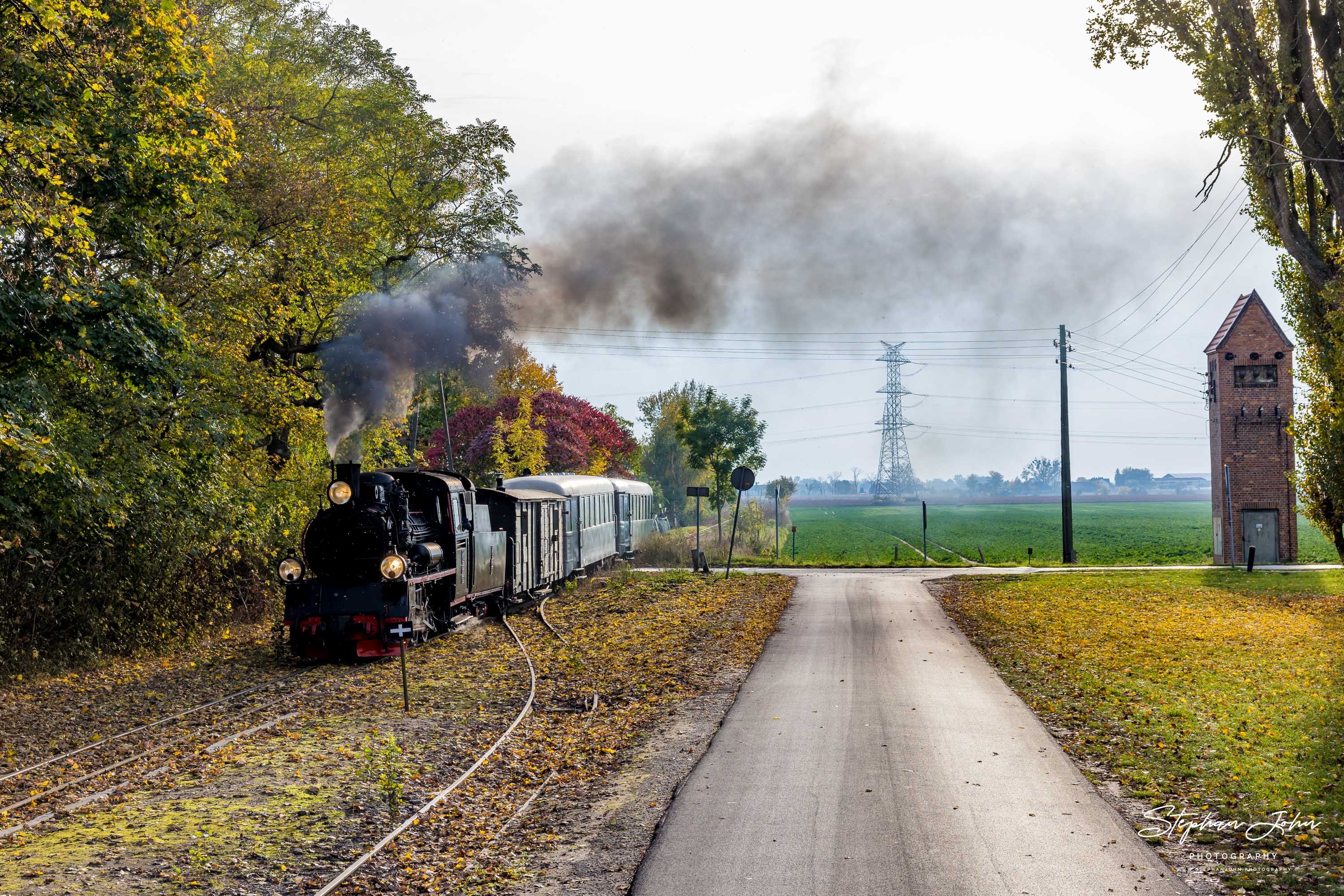 Lok Px48-1756 mit einem Personenzug von Zaniemyśl nach Środa Miasto erreicht Słupia Wielka