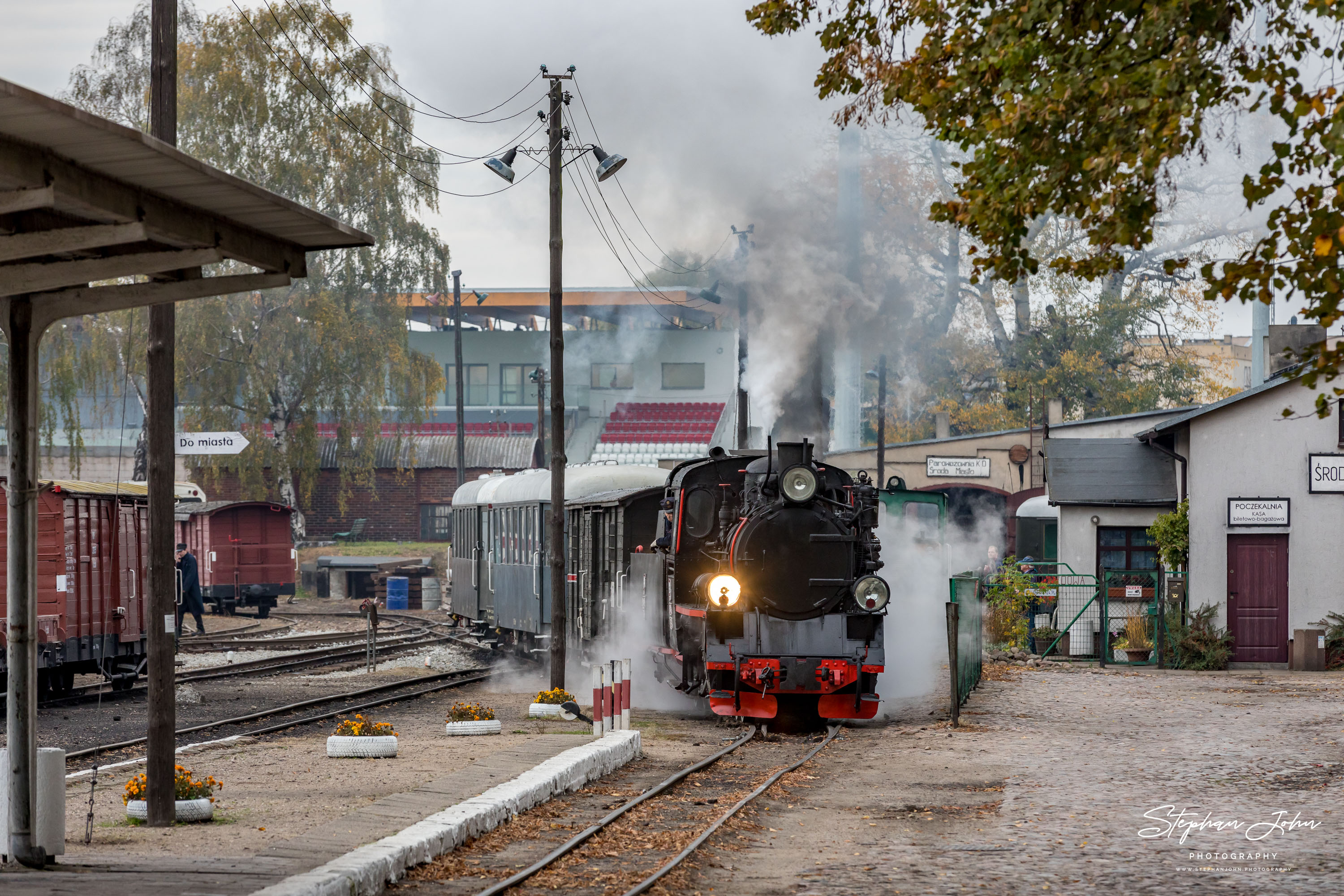 Lok Px48-1756 stellt in Sroda einen Personenzug bereit