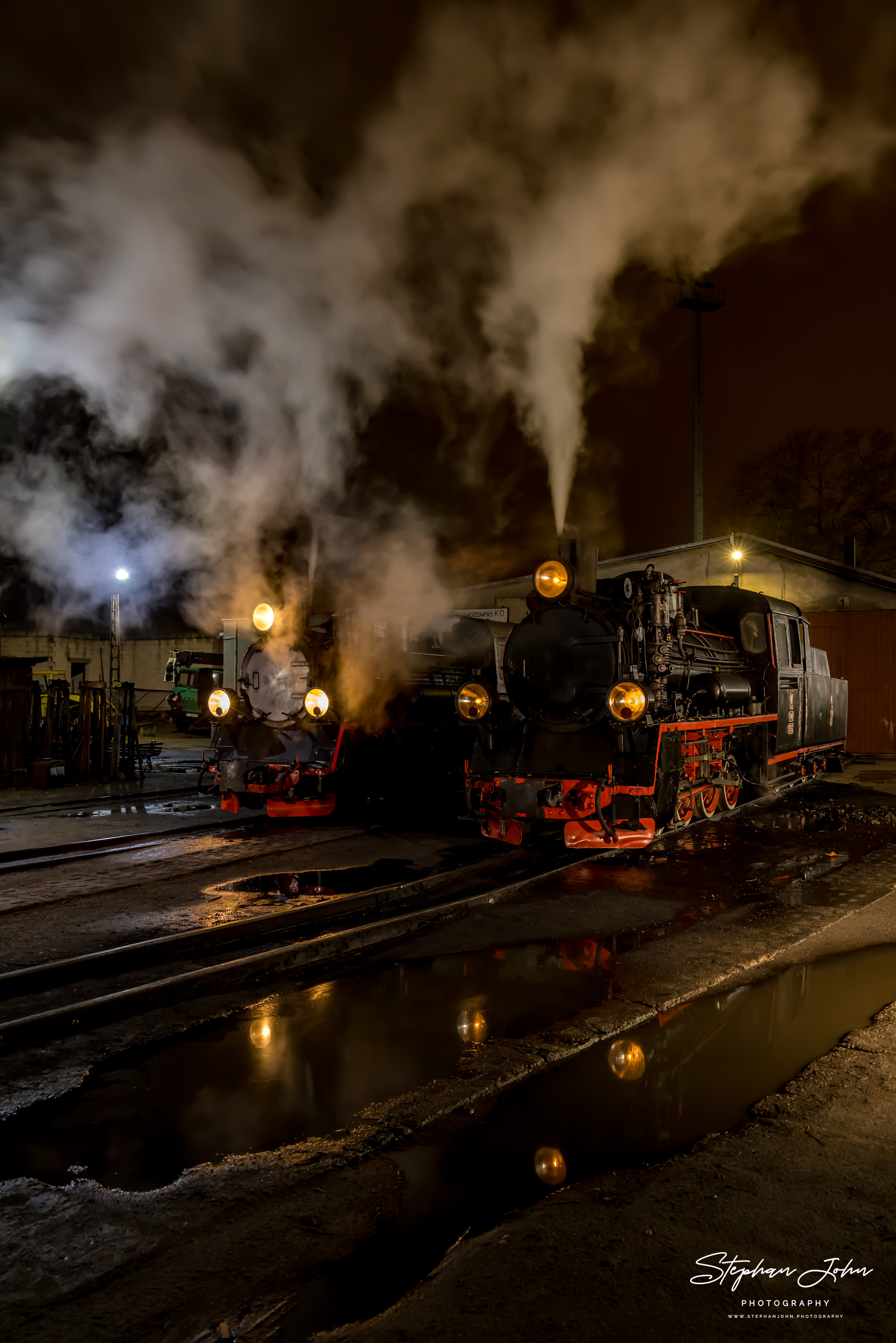 Abendliche Lokparade mit Lok Px48-1756 und Px48-1920 vor dem Lokschuppen in Środa Miasto