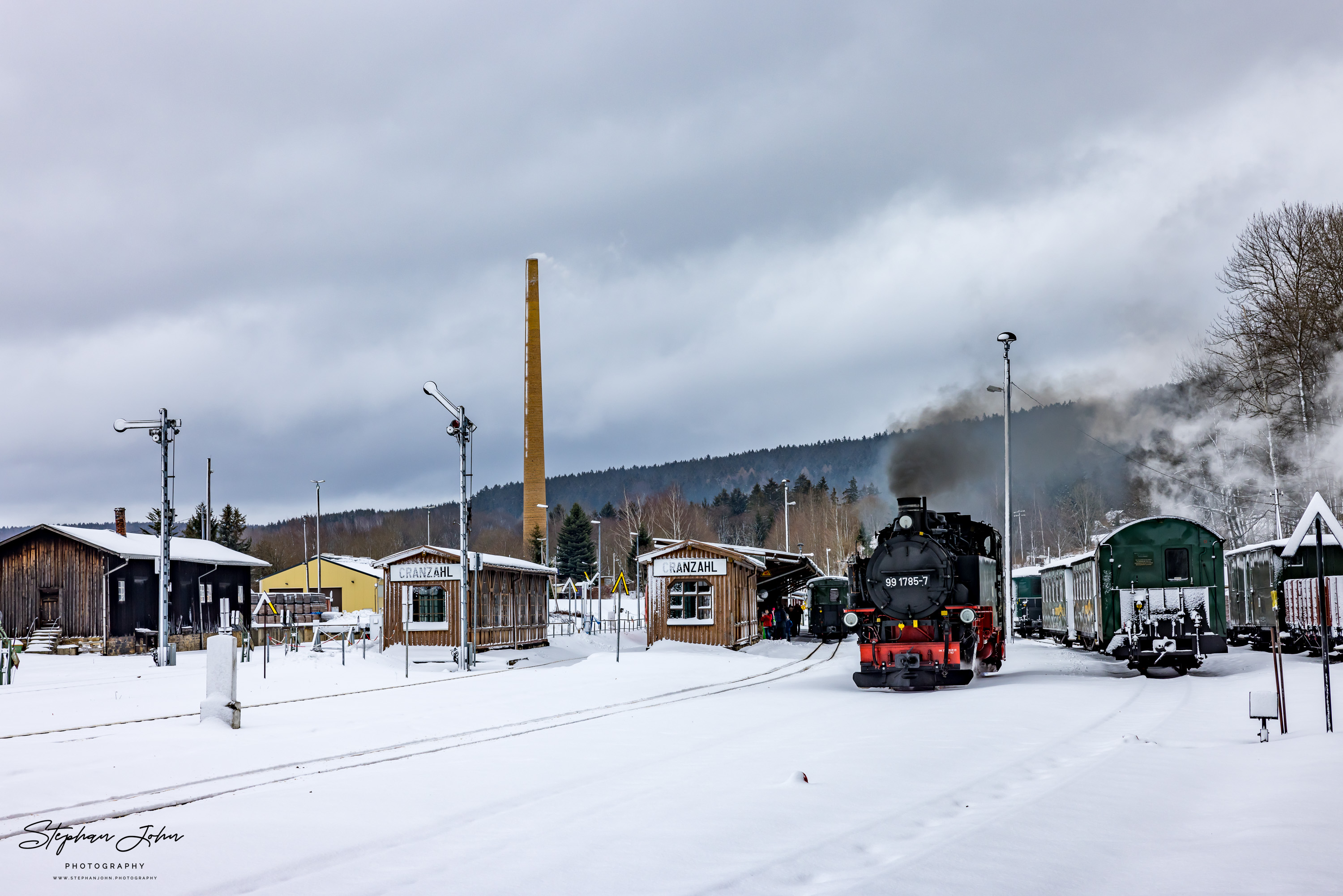 Beim Umfahren fungiert Lok 99 1785-7 als Spurlok, da das Umfahrungsgleis noch mit Schnee bedeckt ist.