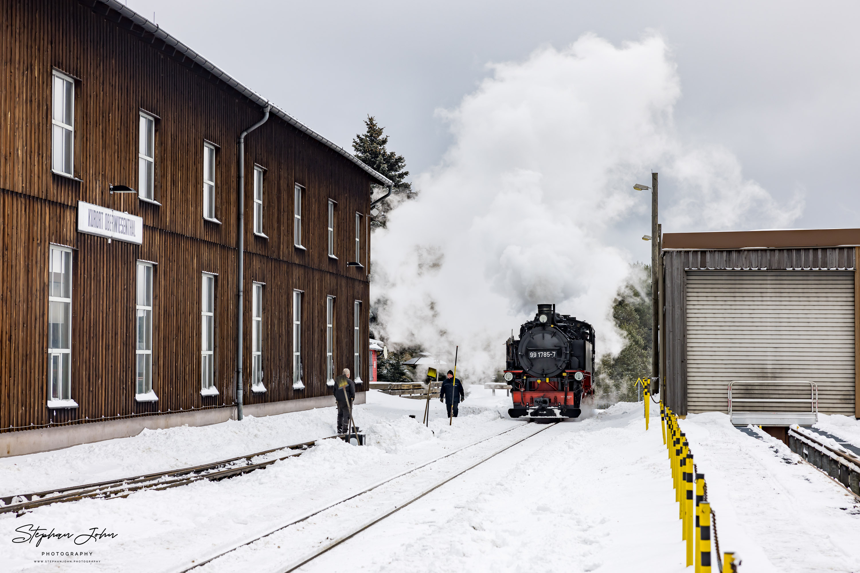 Lok 99 1785-7 fährt in Oberwiesenthal  an den Zug P 1002 nach Cranzahl