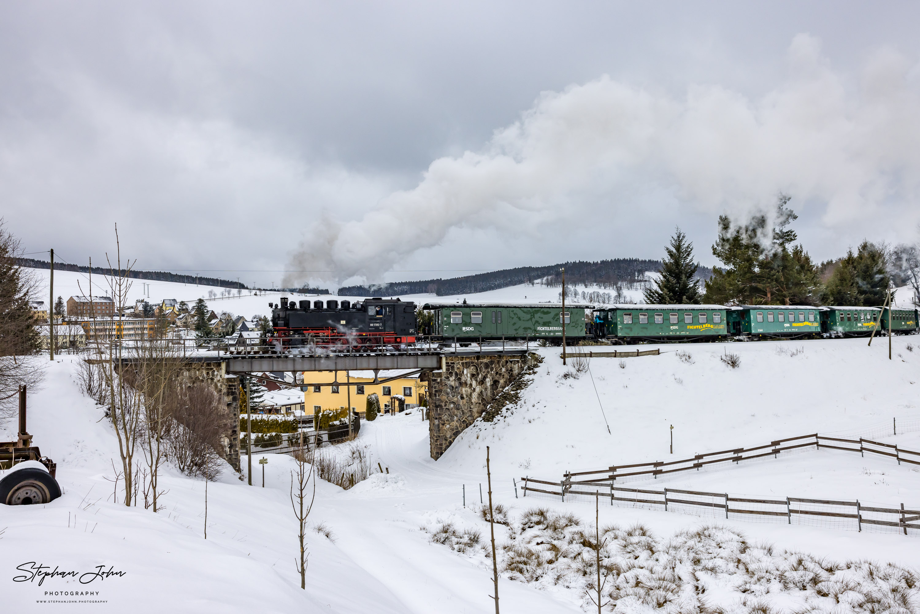 Zug P 1003 mit Lok 99 1785-7 dampft durch Neudorf in Richtung Oberwiesenthal